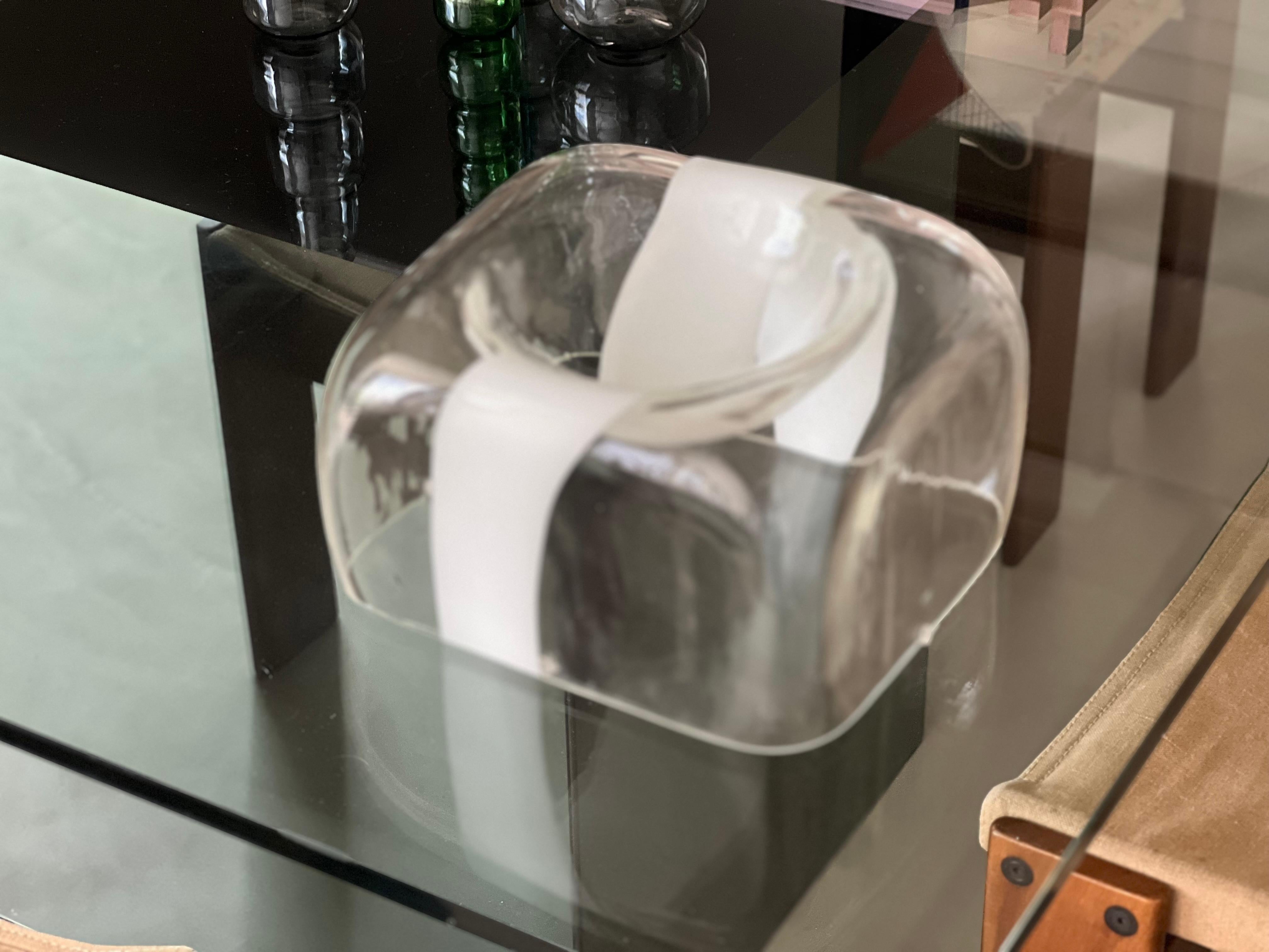 Sculpture en verre de Murano réalisée par le grand designer Carlo Nason, né à Murano en 1935, qui, dans les années 70, a réalisé une série de sculptures merveilleuses et très exclusives aux formes libres et agréables, avec de larges lignes de