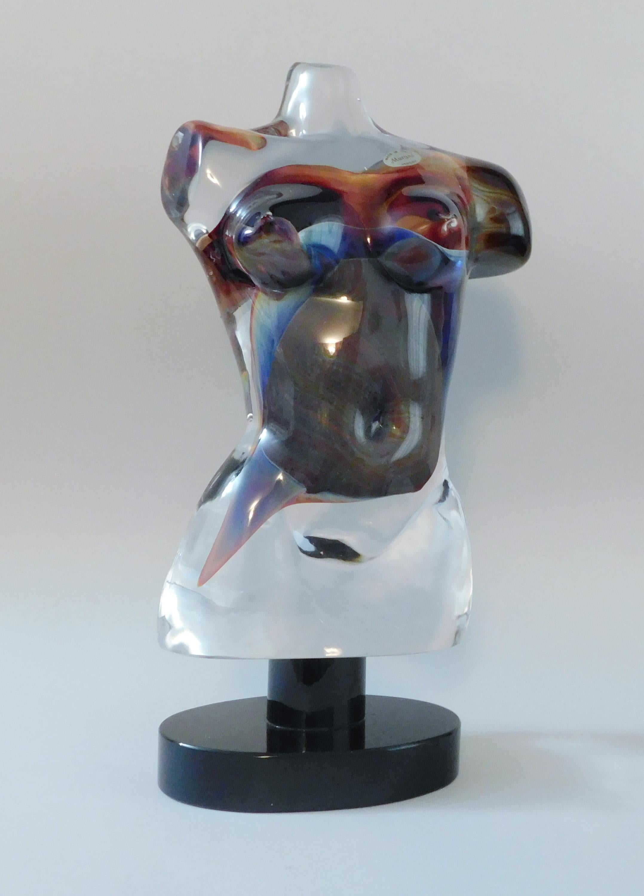 Murano-Glas Status eines weiblichen Torsos, hergestellt in Italien ca. 1980er Jahre 
Signiert an der Basis
Maße: Durchmesser 7 Zoll, Höhe 13,5 Zoll
1 verfügbar auf Lager in Italien
Bestellnummer: FABIOLTD L99
Dieses Stück ist ein tolles und