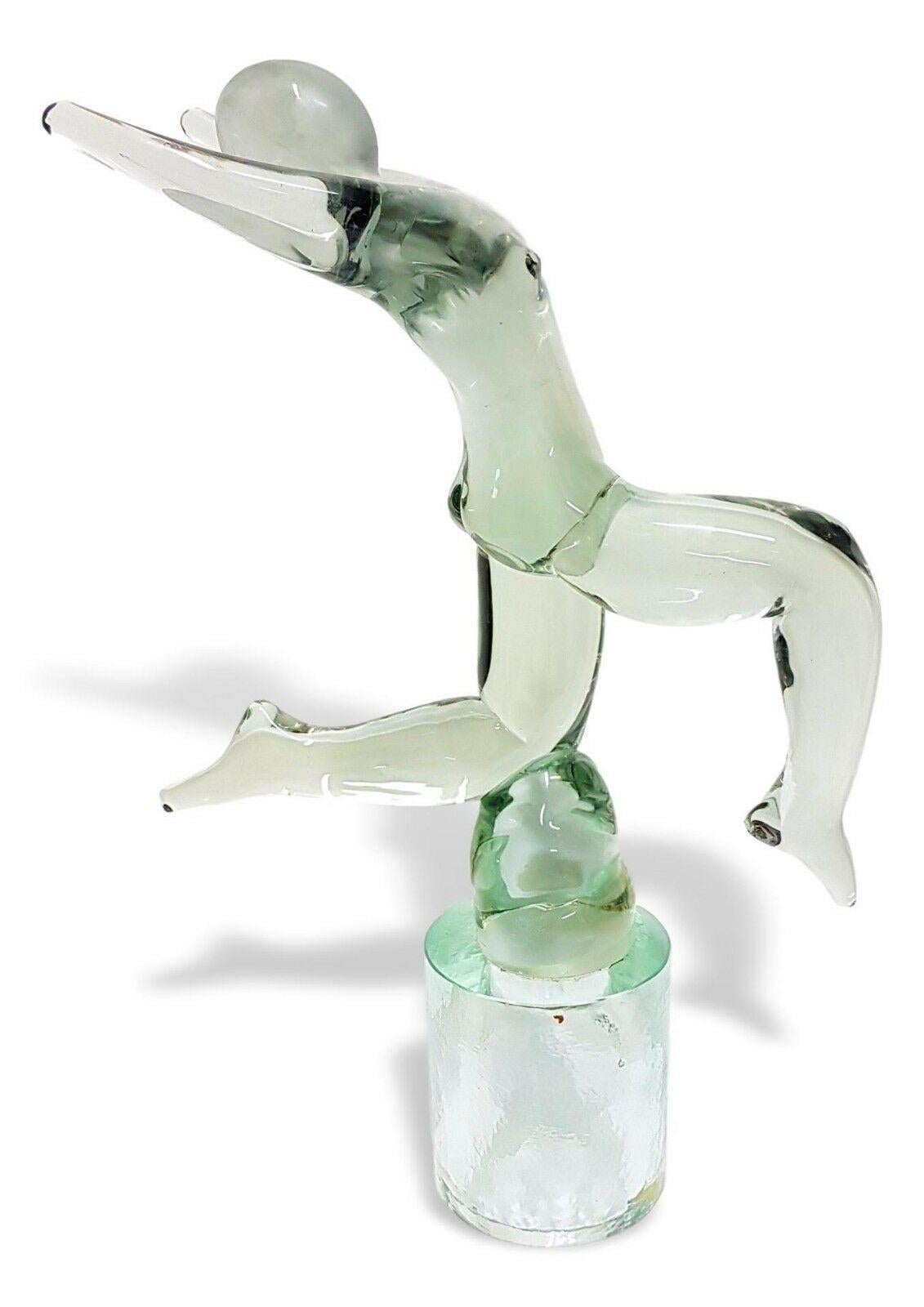 Merveilleuse sculpture en verre de Murano des années 70, conçue par Renato Anatrà pour Venier, représentant un athlète.

Il mesure 45 cm de hauteur par 30 cm de largeur, dans de parfaites conditions de rangement, signé sous la base.