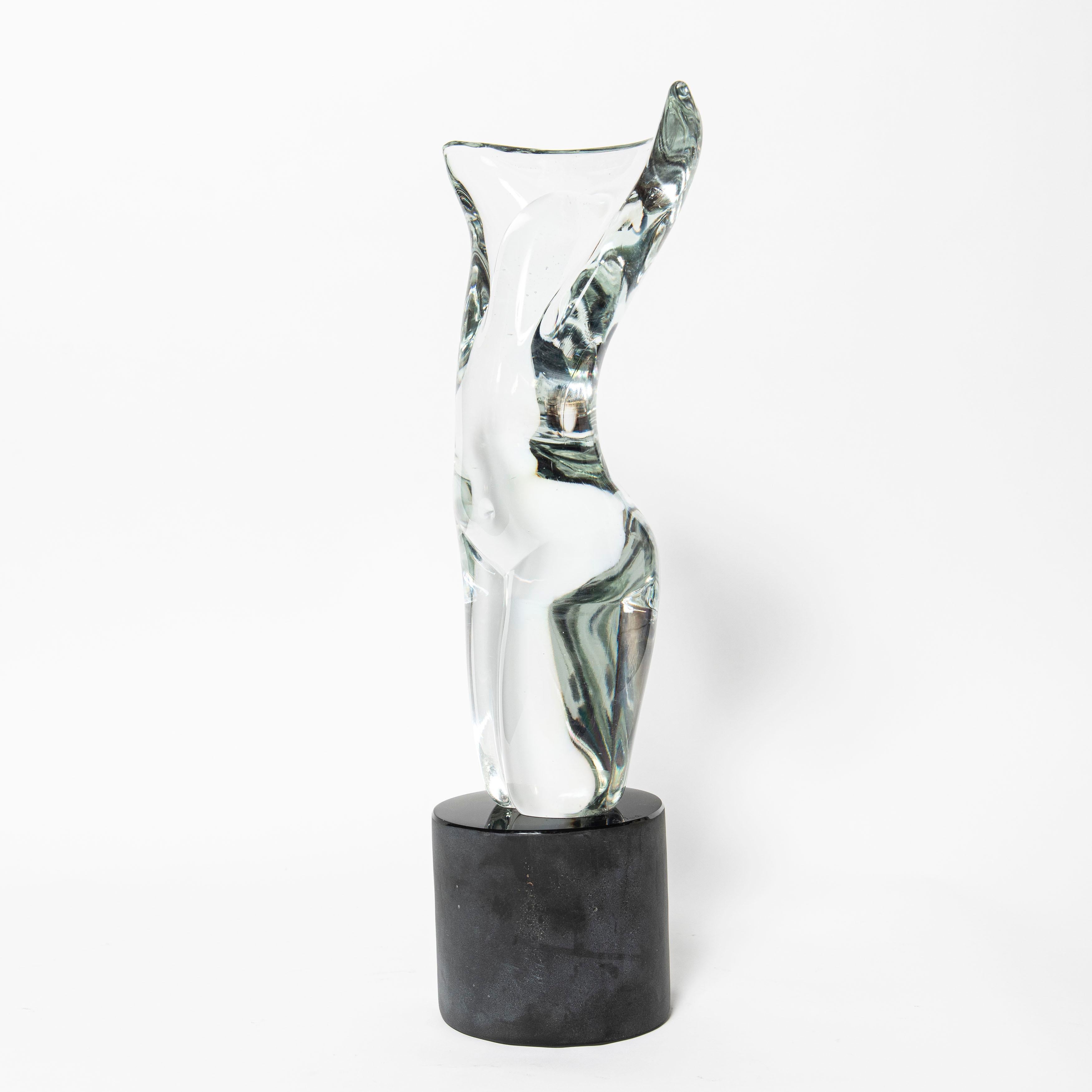 Mid-Century Modern Sculpture en verre de Murano d'un torse signée Giuliano Tosi. Italie, milieu du XXe siècle. en vente