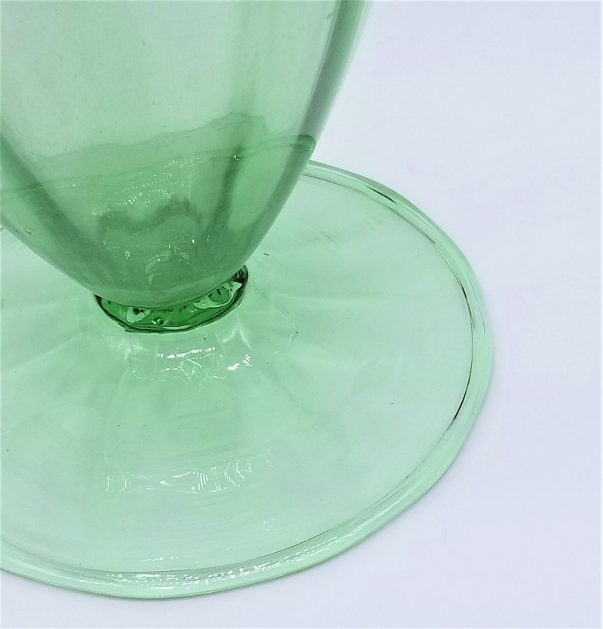 Vase Costolato vert clair - Contemporain Sculpture par Murano Glass