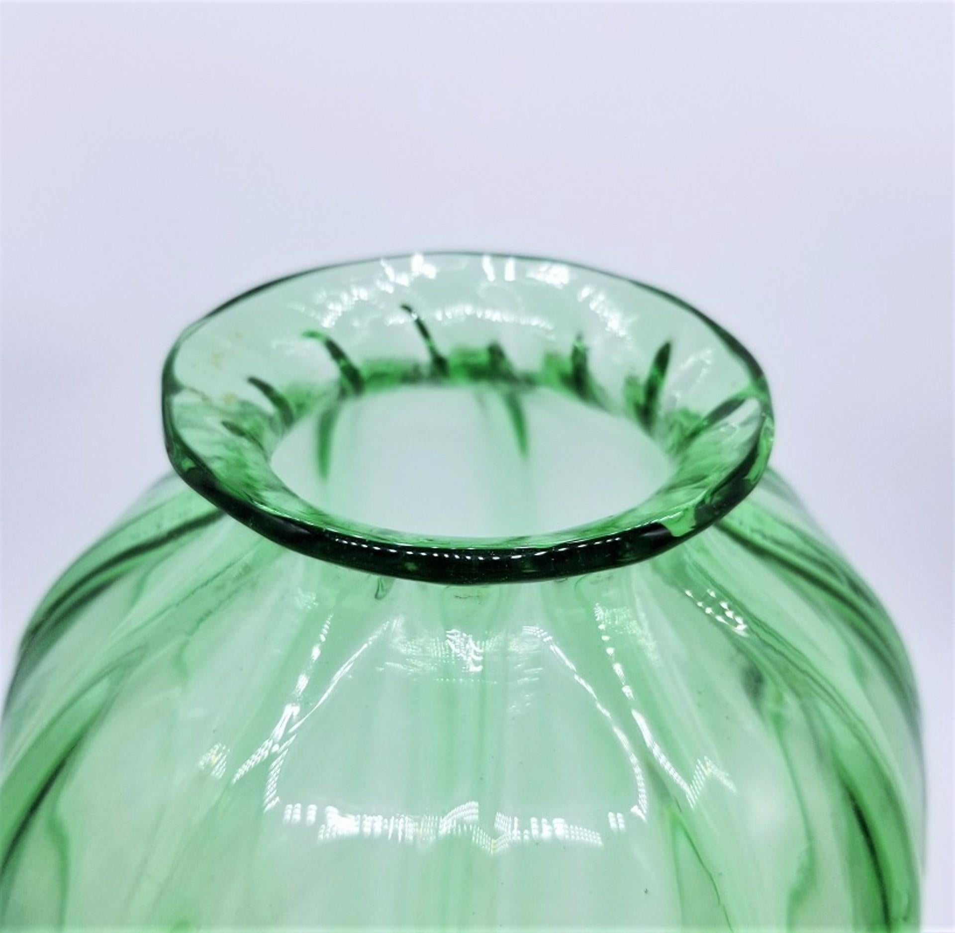 Verre de Murano
Vase Costolato vert clair, vers 1930
Verre soufflé
13,25 x 6,25 x 6,25 pouces