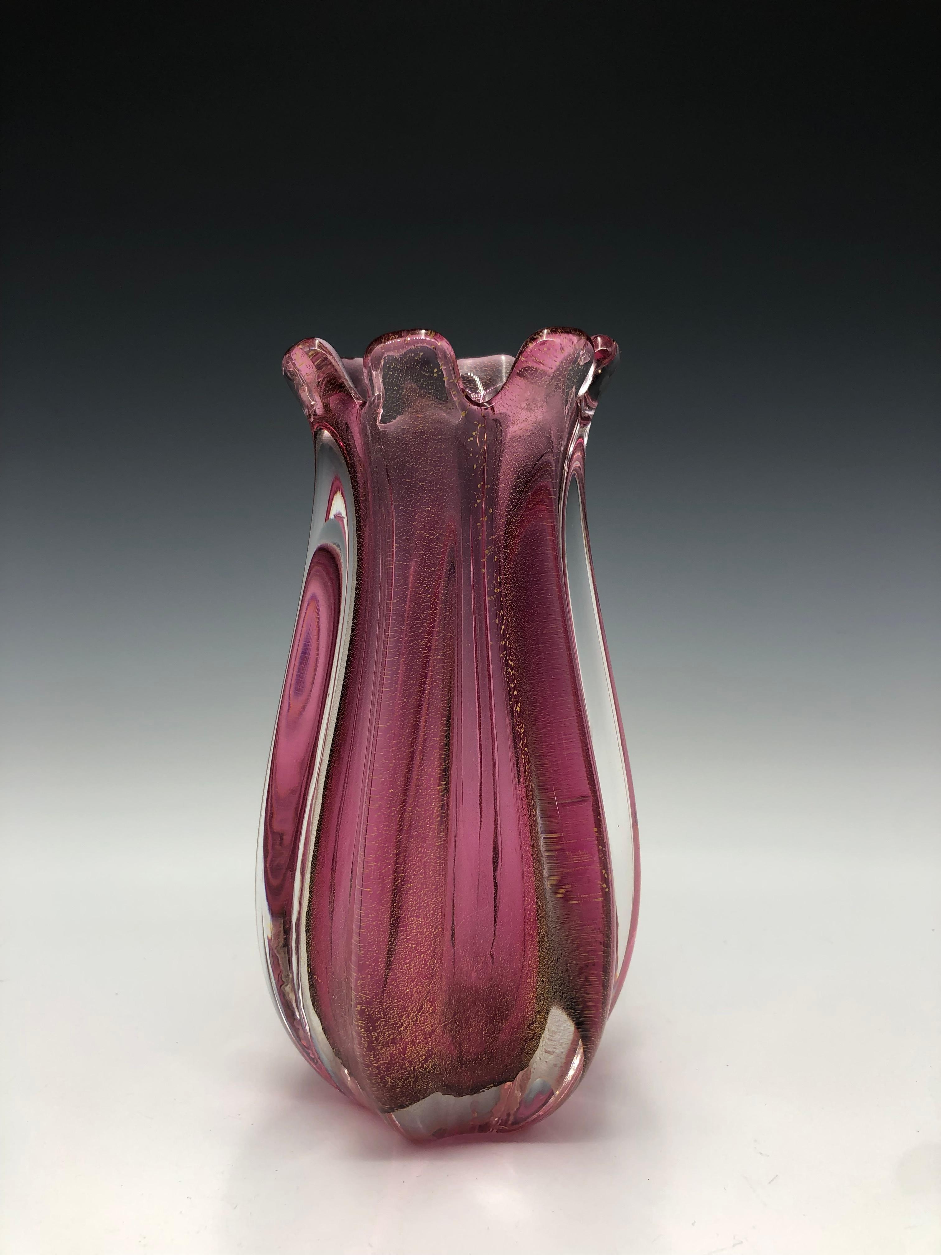 Vase Sommerso en verre de Murano infusé d'or rose côtelé - Sculpture de Murano Glass