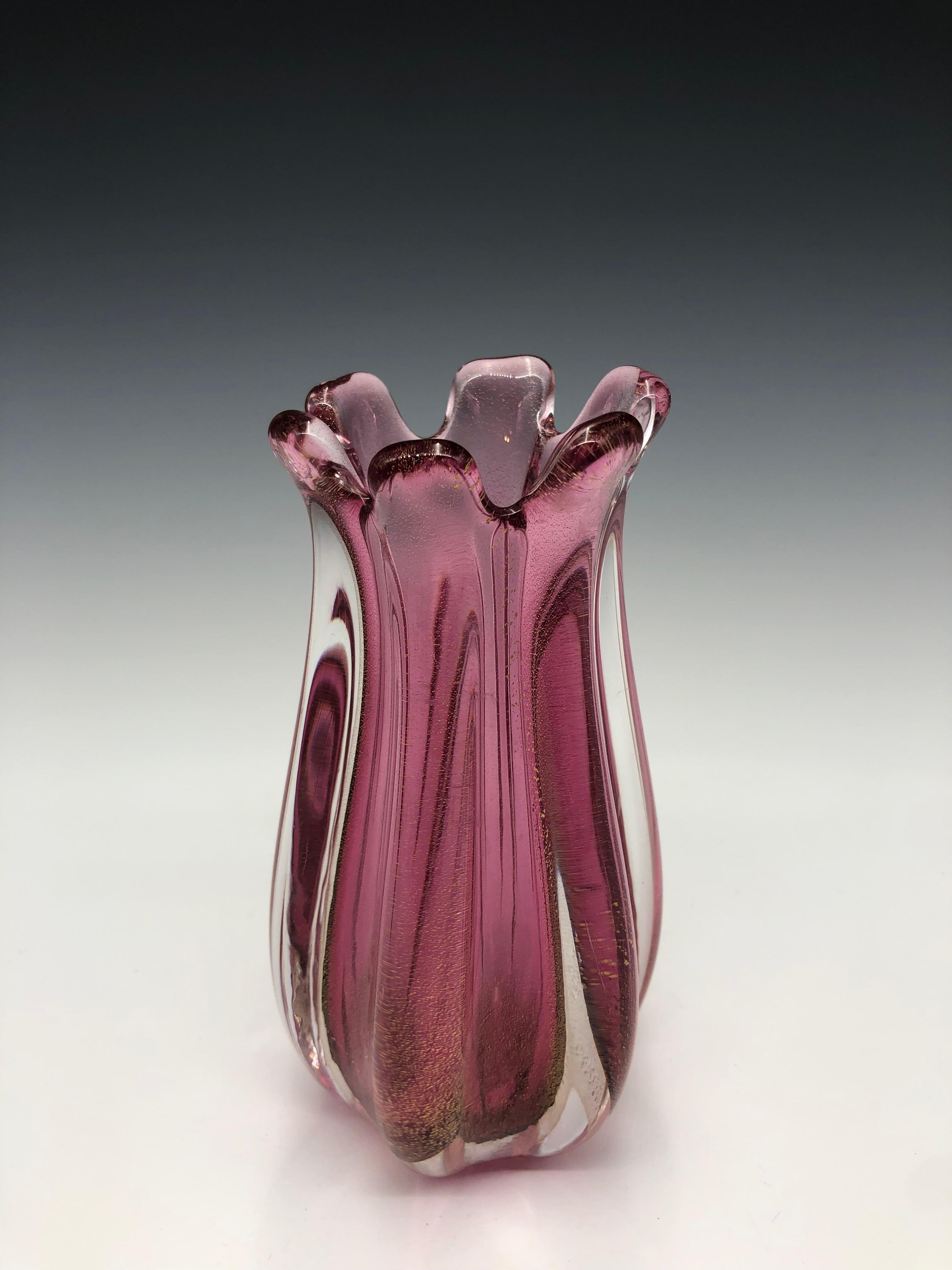 Superbe vase Sommerso en verre rose strié et tacheté d'or de Murano, créé dans un atelier traditionnel de l'île de Murano en utilisant une technique rare de feuille d'or. La feuille d'or 24K est infusée dans le verre cristallo à des températures