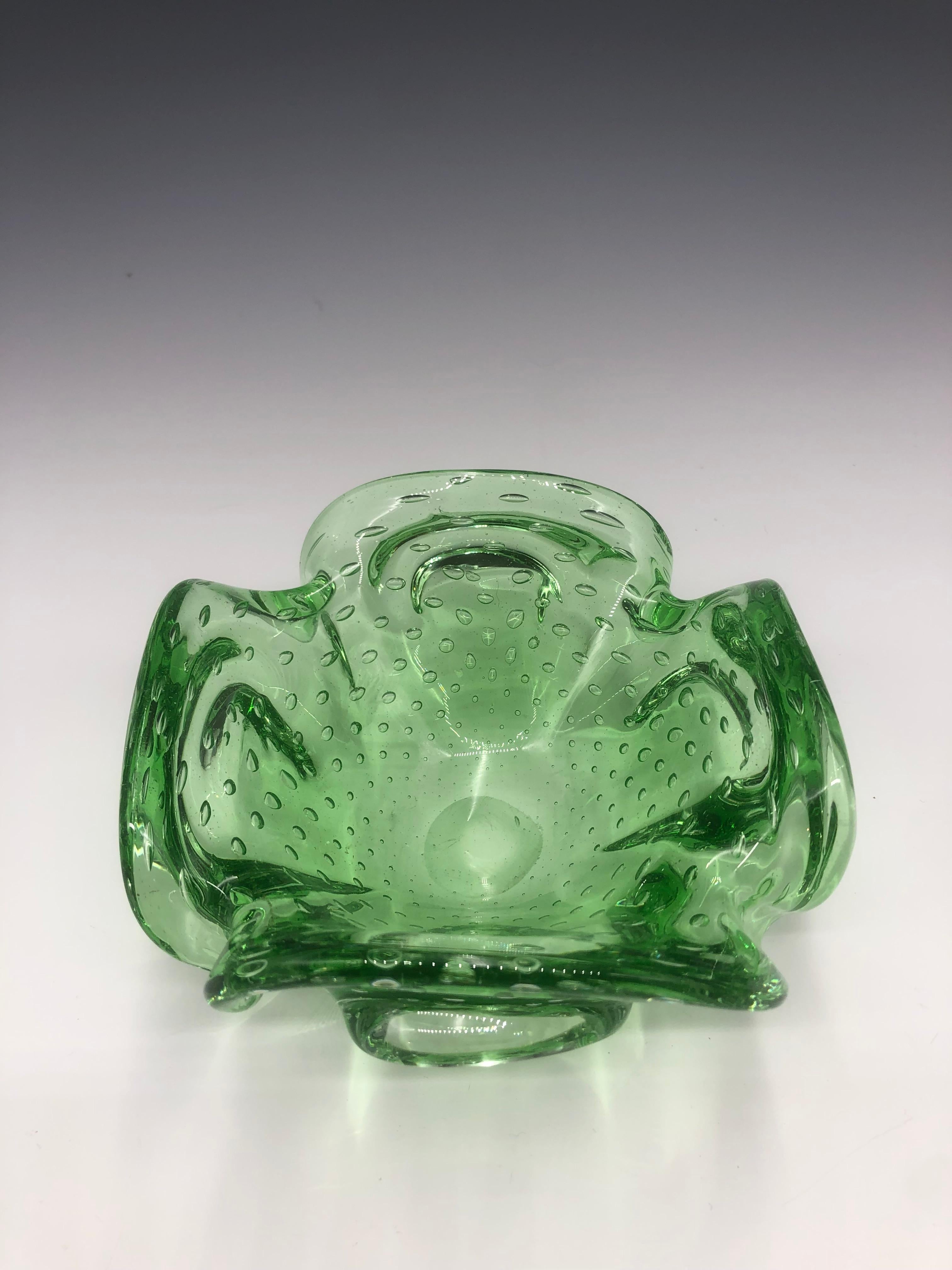 A gorgeous mid-century Green Bullicante Murano style glass bowl / large flower-shaped ashtray, blown using the sommerso technique with trapped bubbles. 

Excellent vintage condition, age-appropriate wear.

Beautiful tabletop or catch-all