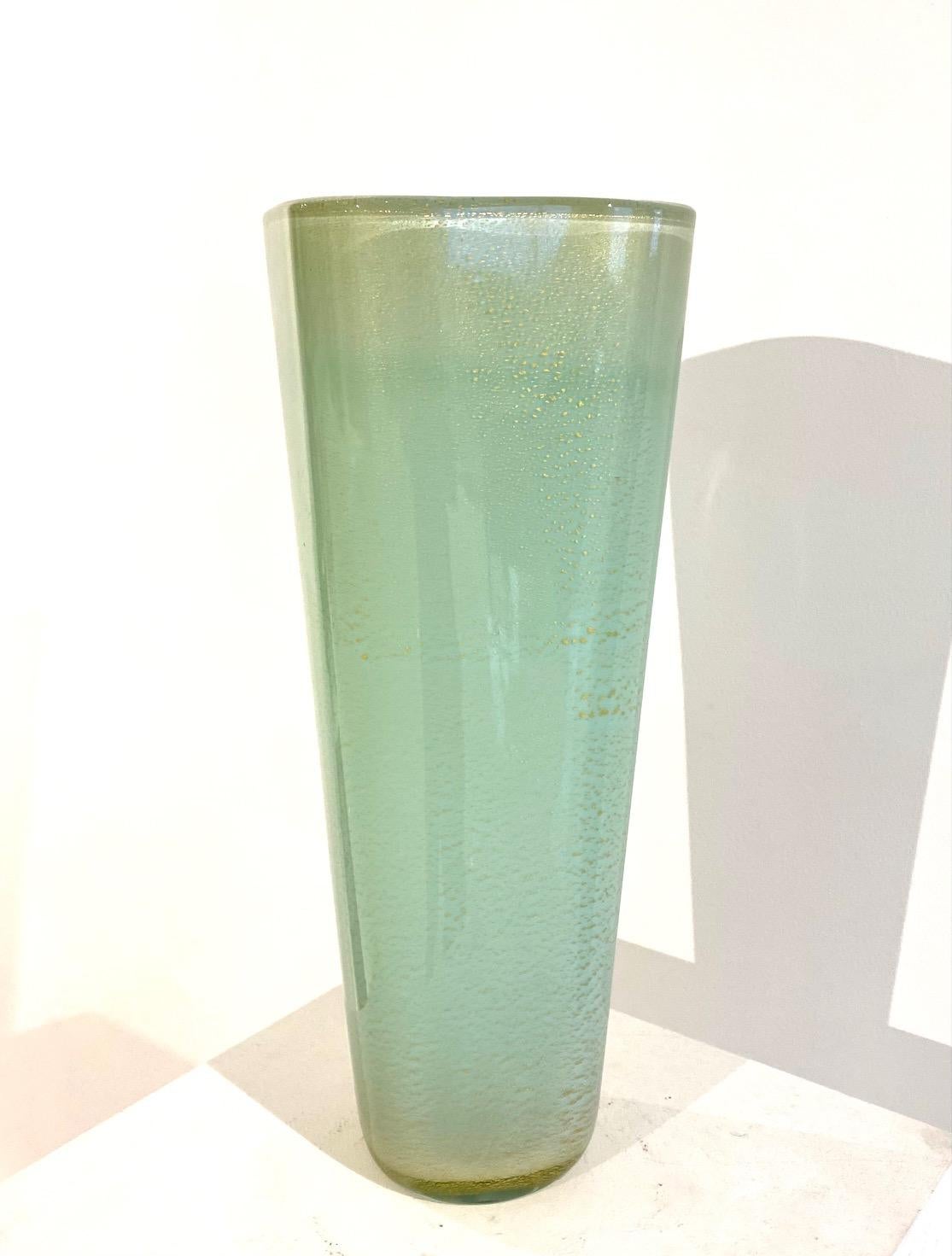 Murano glass “sea foam” and gold specks vase by Seguso In Good Condition For Sale In Montreal, QC