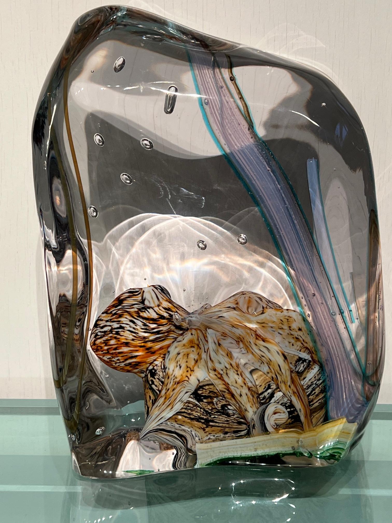 Preciosa escultura de cristal de Murano diseñada y fabricada por Pino Signoretto en Italia hacia el año 2000.

Muestra un pulpo de diferentes colores.

Este objeto está soplado a mano.

Originalmente firmado con 