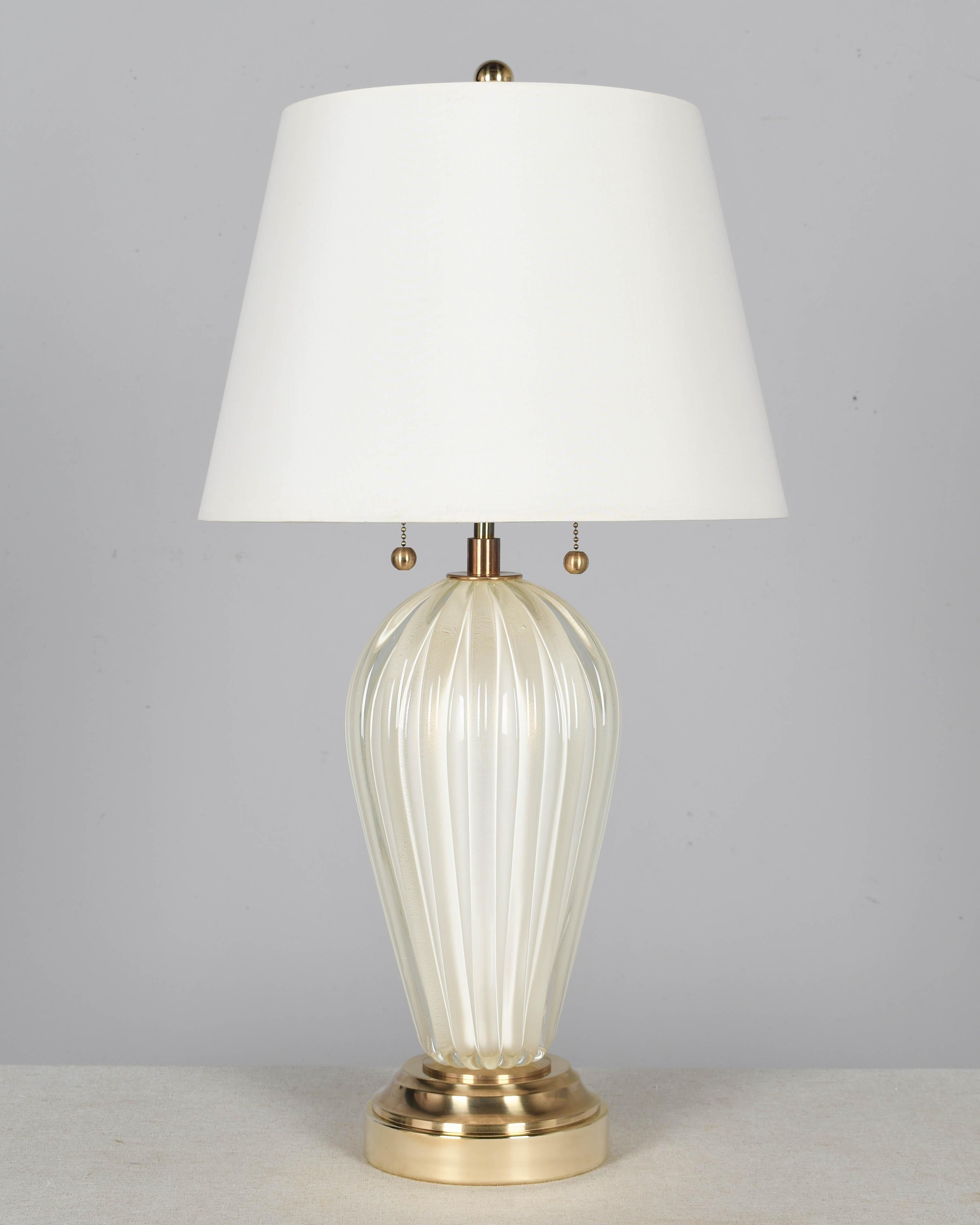 Lampada in vetro di Murano della metà del secolo scorso di Seguso. Vetro bianco soffiato a mano con pulveri, o polvere d'oro, che creano una bellissima qualità luminosa. Una forma a coste spesse con belle proporzioni e dimensioni versatili. Doppia