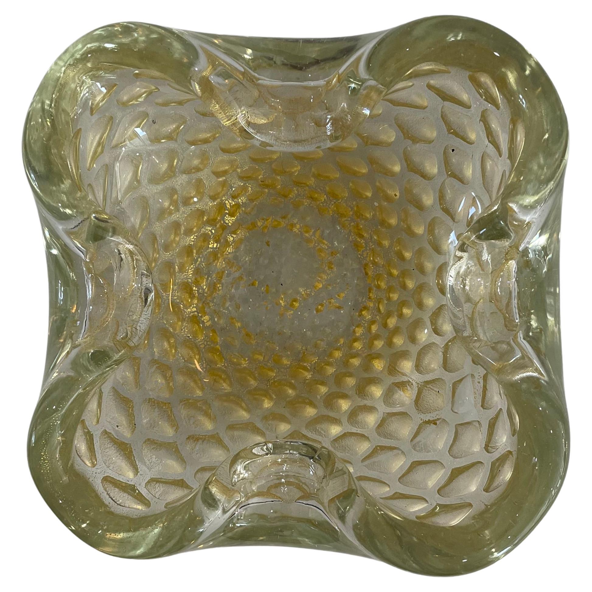 Cette pièce de verre de Murano, élégante, chic et tellement verstaile, peut être utilisée pour contenir une bougie votive, un potpurri, des bonbons, des tranches de citron, etc. 

Note : La pièce date des années 1960-1970.