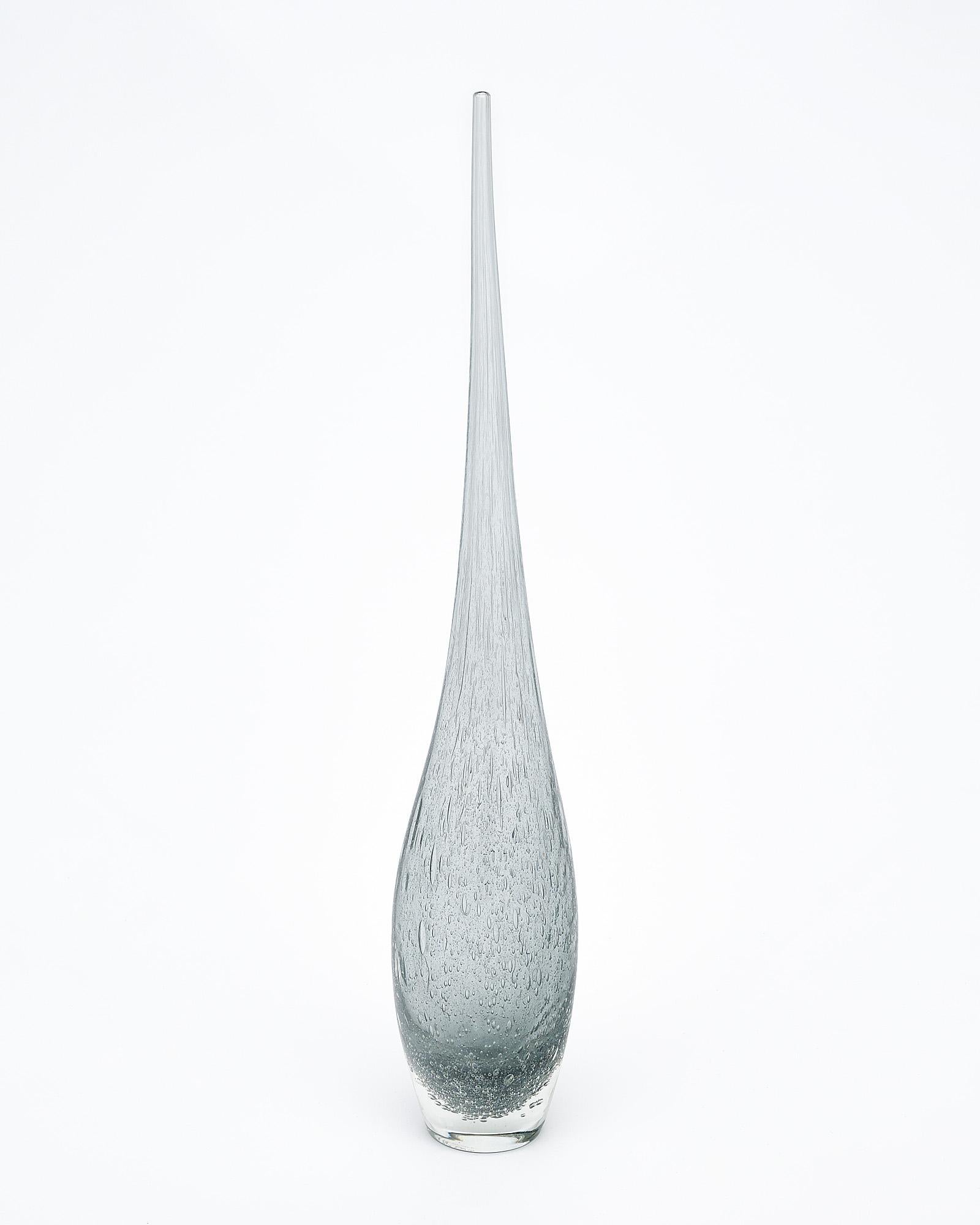 Set di vasi provenienti dall'isola di Murano, Italia. Questi pezzi soffiati a mano provengono dallo studio di Alberto Dona. L'esclusiva forma a flauto attira l'attenzione. Ci sono due vasi blu, due vasi verdi e un vaso pulegoso in argento mercurio.