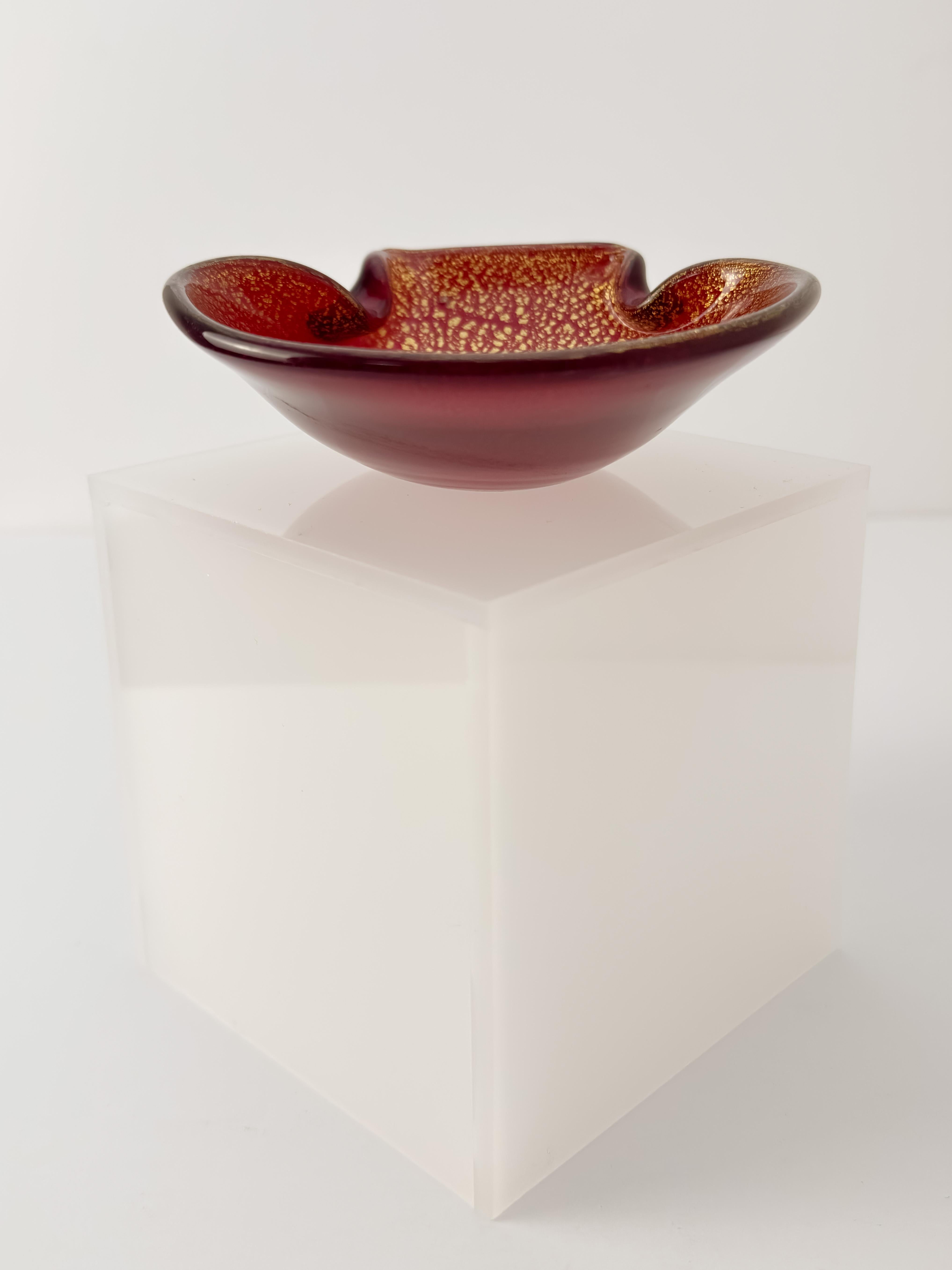 A decorative Murano glass dish, attributed to Murano glass maestro Archimede Seguso. Handcrafted in Italy in the 1950s, this elegant dish takes the form of a scallop shell, with its bottom edges pinched inward to create the distinctive shape.

Made