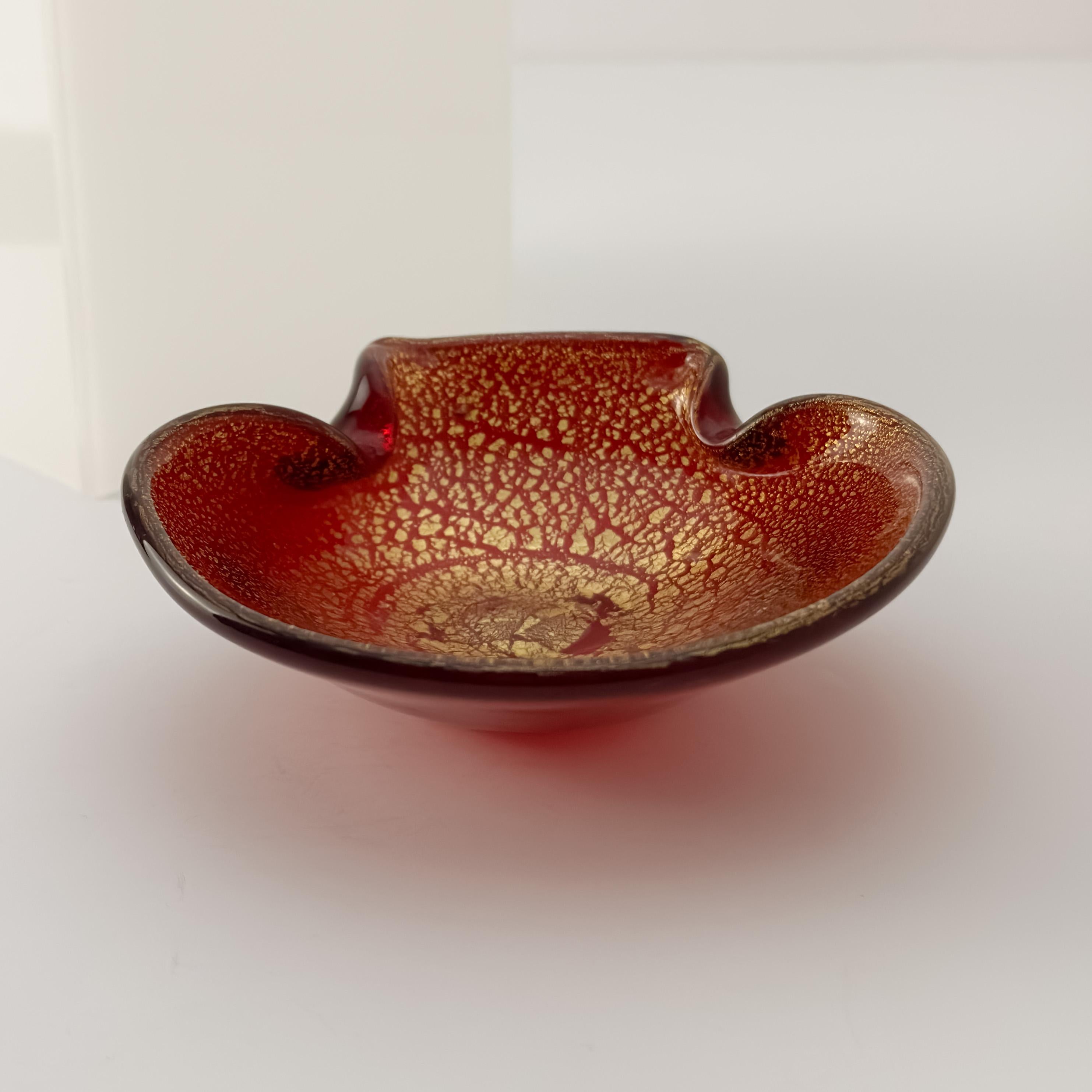 Hand-Crafted Murano Red & Gold Leaf Scallop Dish, Attributed to Archimede Seguso, 1950s For Sale