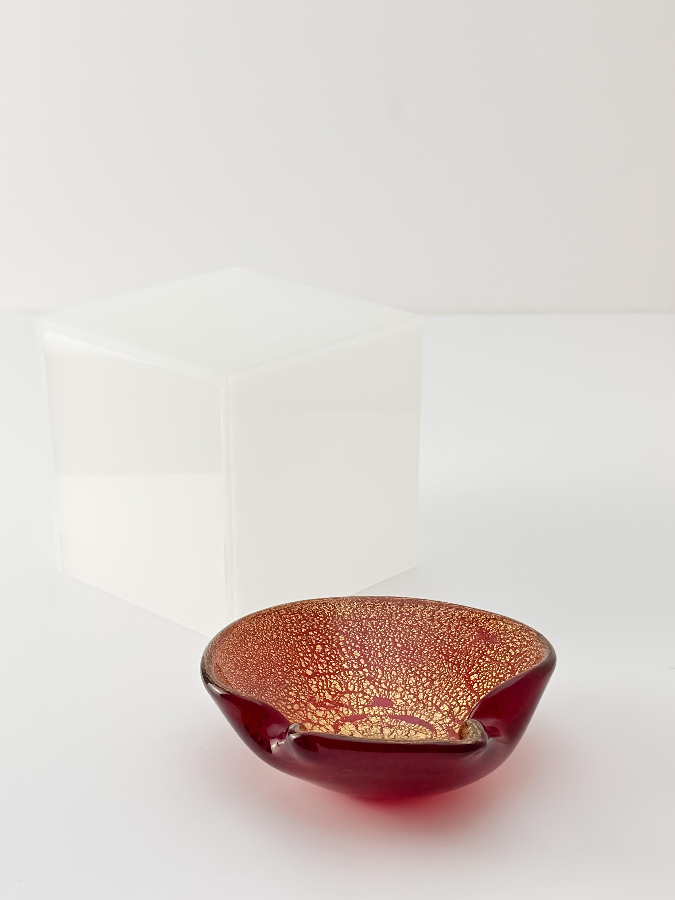 20th Century Murano Red & Gold Leaf Scallop Dish, Attributed to Archimede Seguso, 1950s For Sale