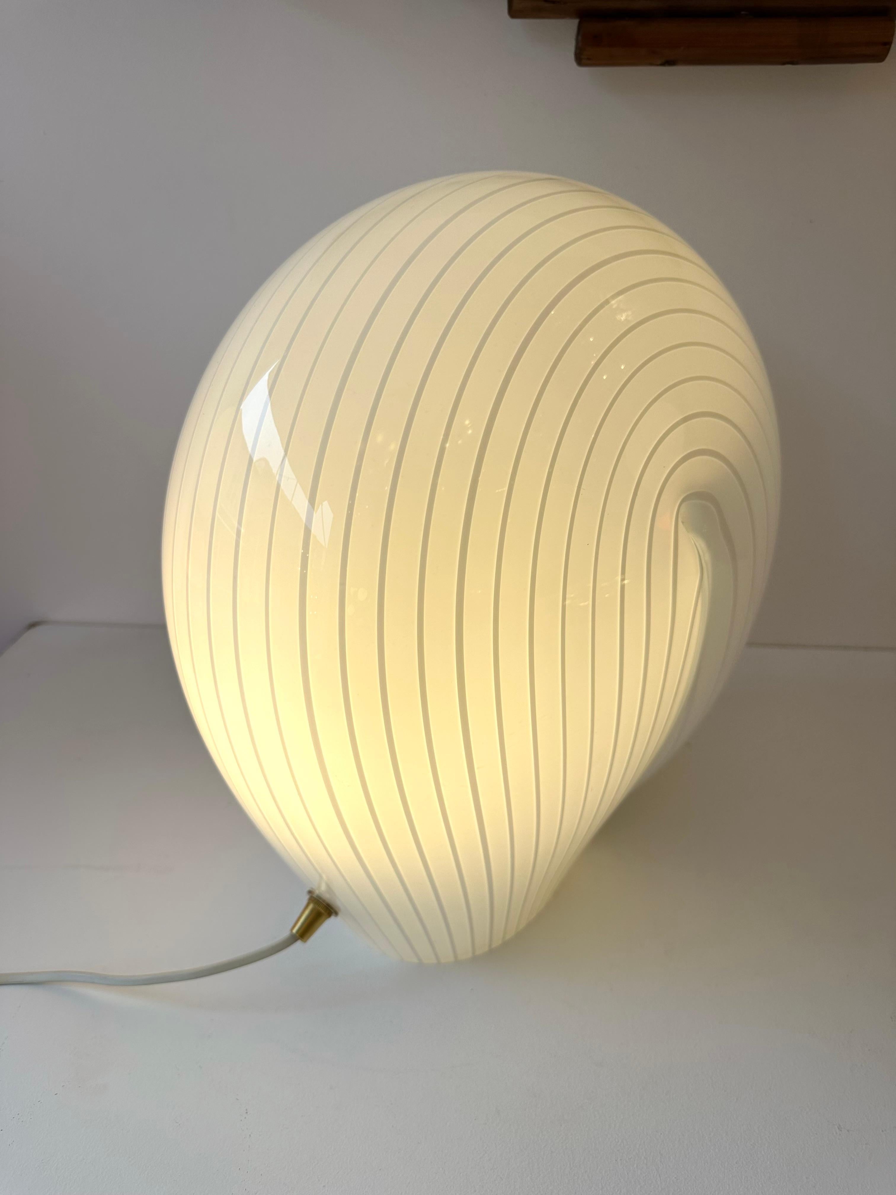 Lámpara de concha de cristal de Murano, Italia, años 70 Moderno de mediados de siglo en venta