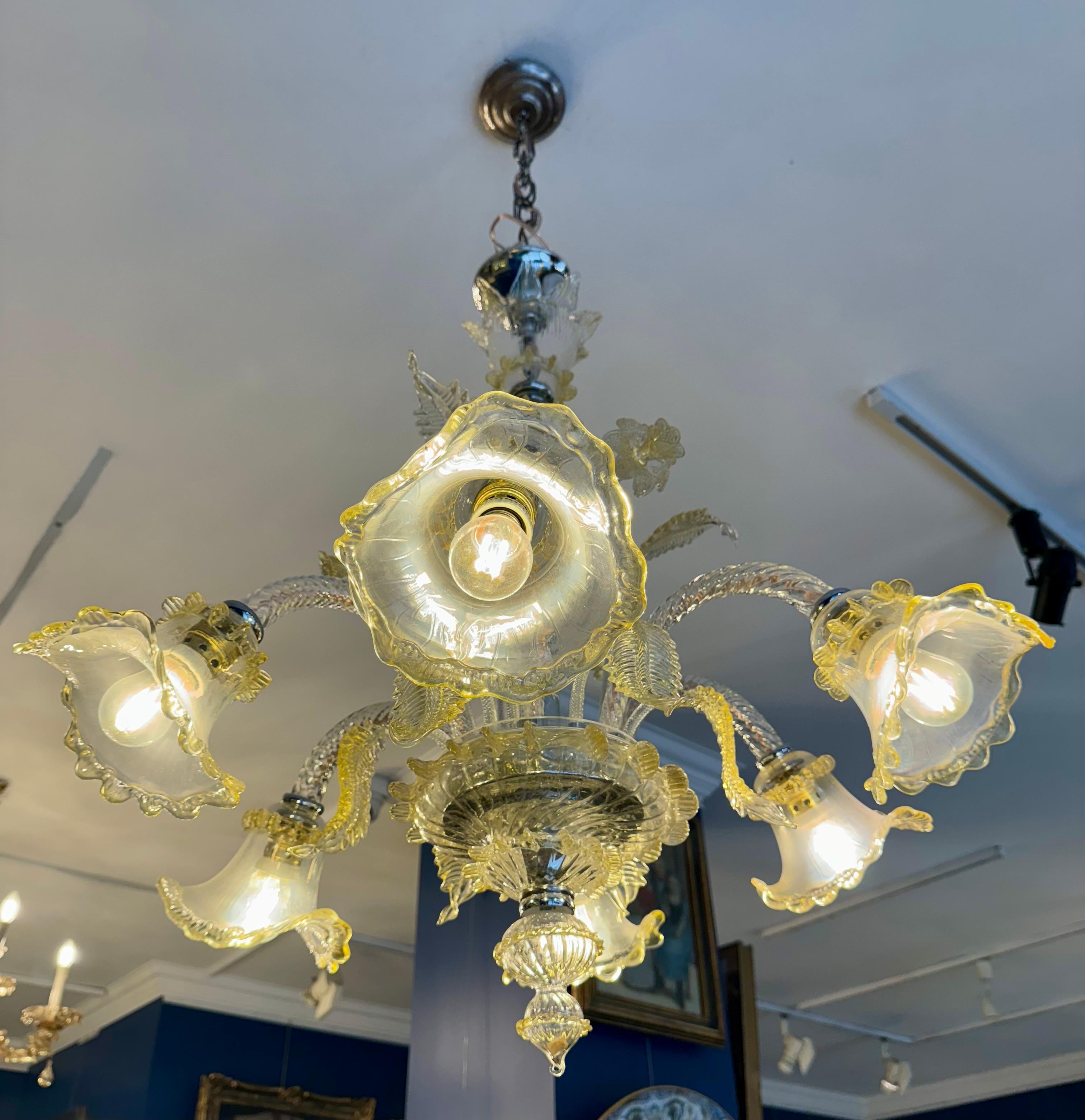 Murano Glass Six-Arms Yellow and White Chandelier, 1960 In Good Condition For Sale In CABA, AR