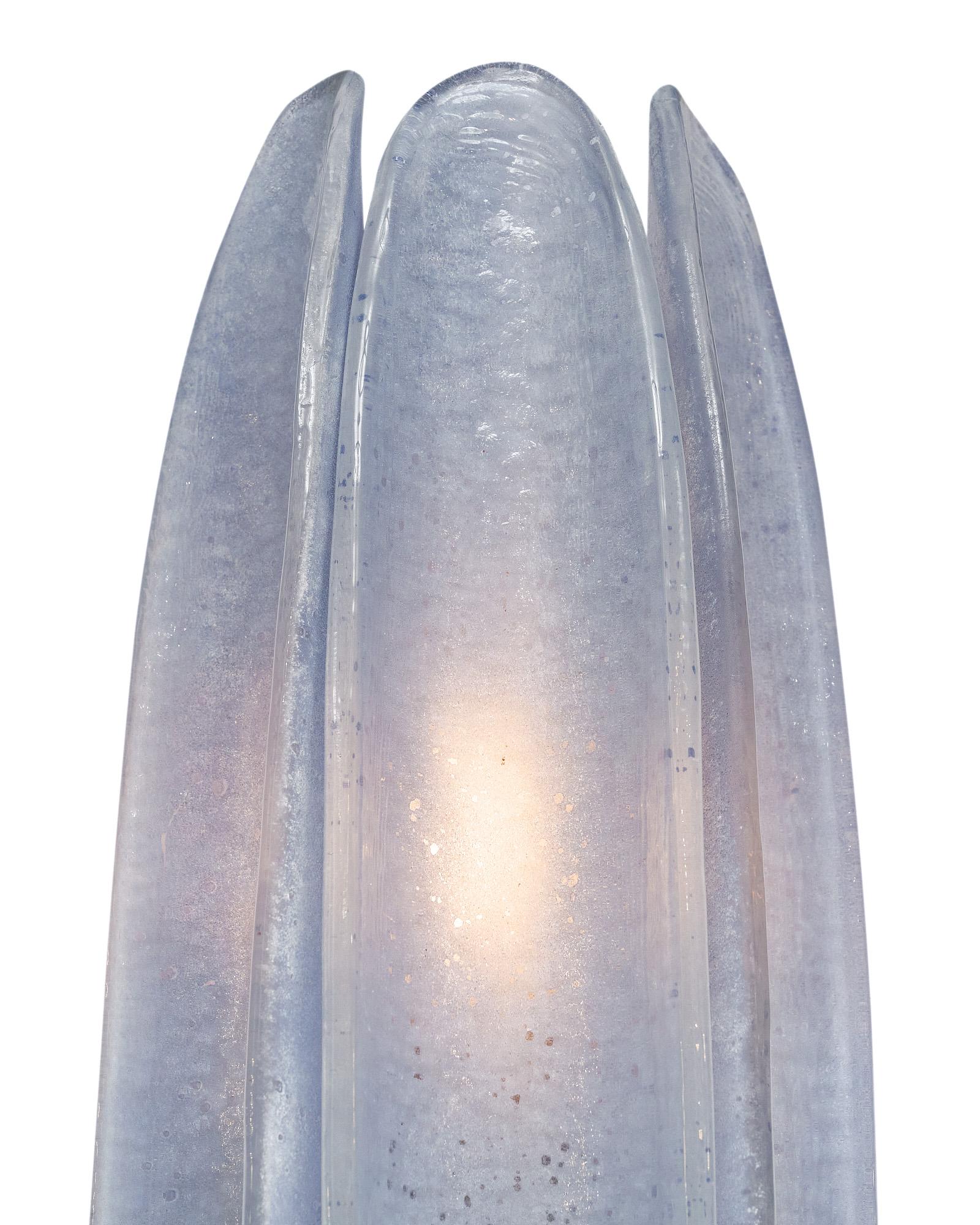 Pareja de apliques con paneles de cristal de Murano, cada uno elaborado con tres paneles curvos de cristal azul celeste soplado a mano sobre un marco de latón. Nos encanta el estilo moderno y la calidad artesanal de estos apliques. Se han cableado