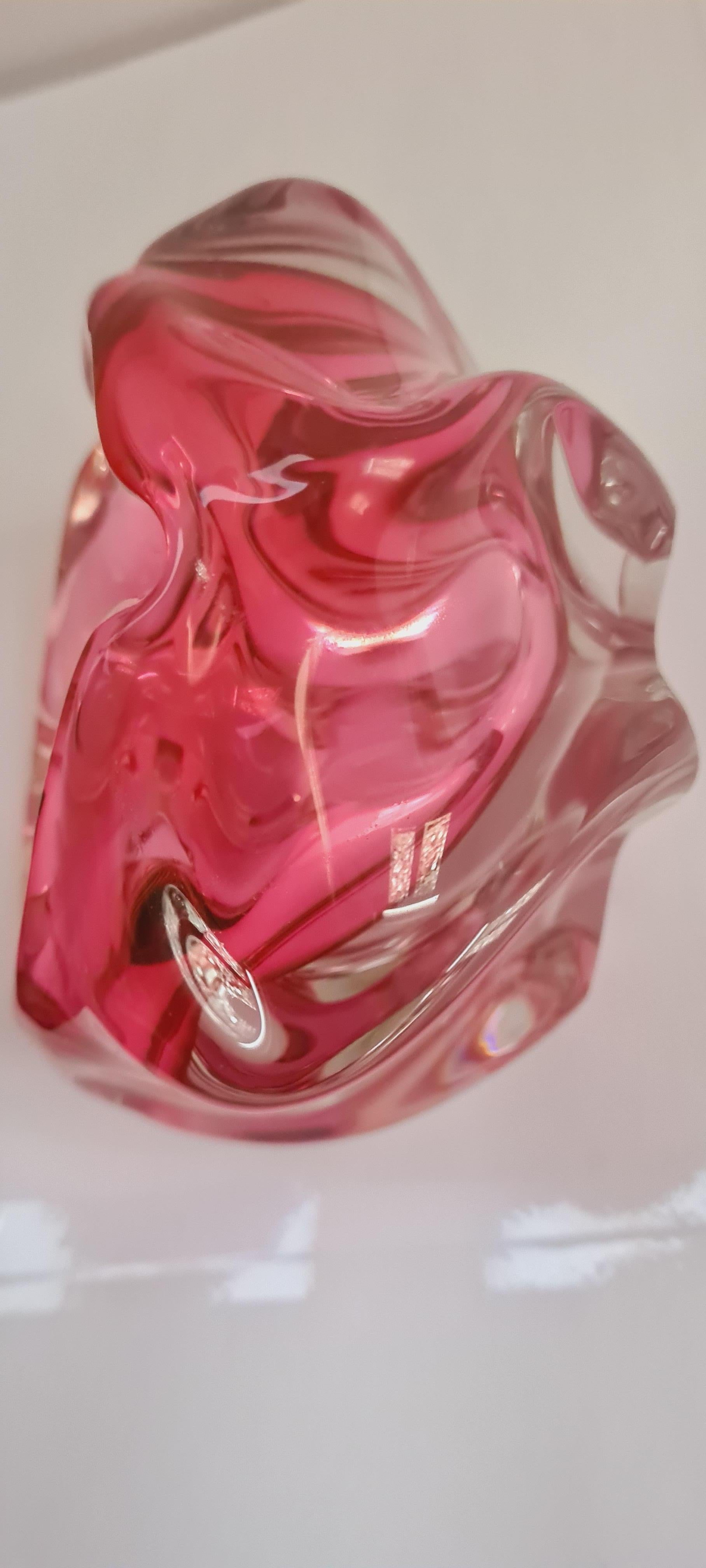 Magnifique cendrier sommerso en verre de Murano, rose et transparent, attribué à Archimede Seguso. En parfait état.