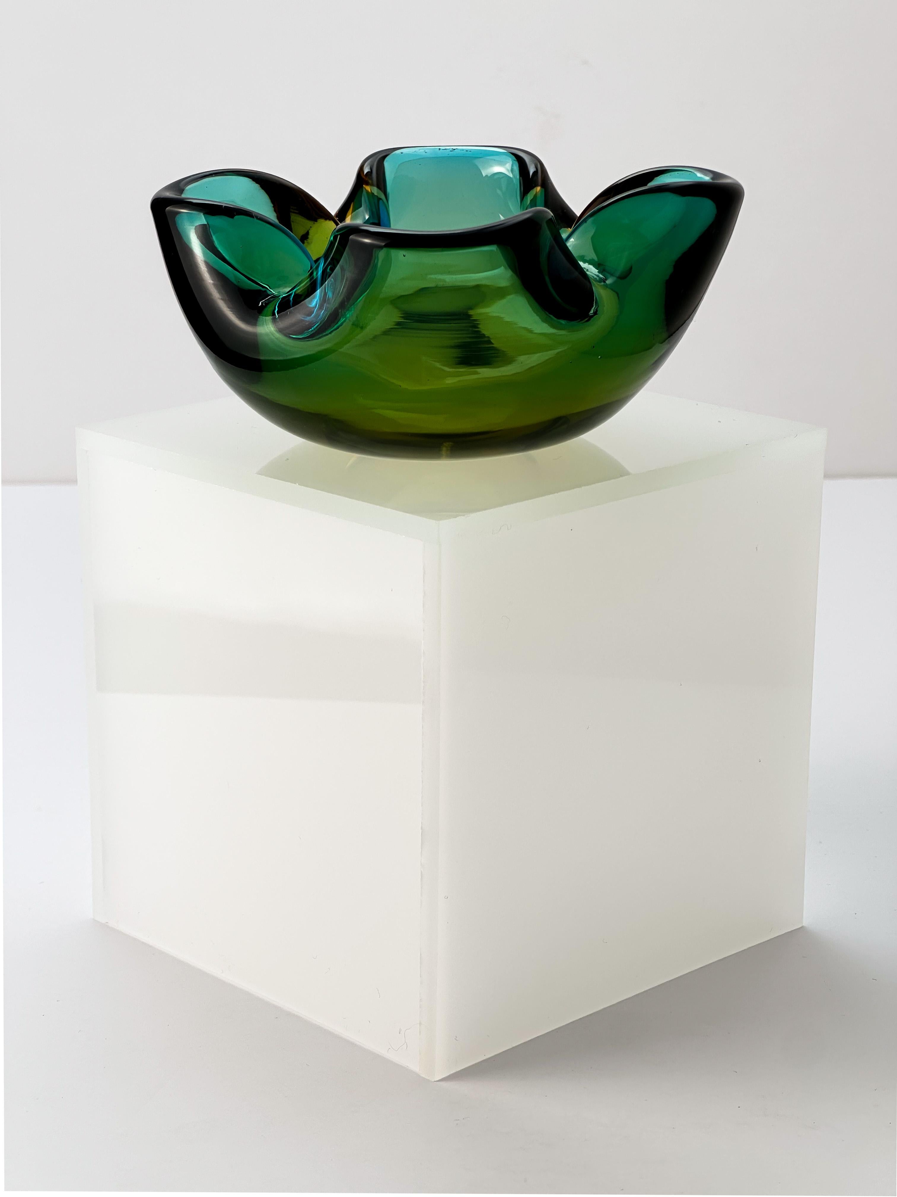 A vibrant mid-century Murano glass bowl, attributed to Alfredo Barbini.

Handcrafted using the sommerso technique—one of the most skilled and distinctive methods in Murano glassmaking—this piece features multiple layers of tonal glass in yellow,