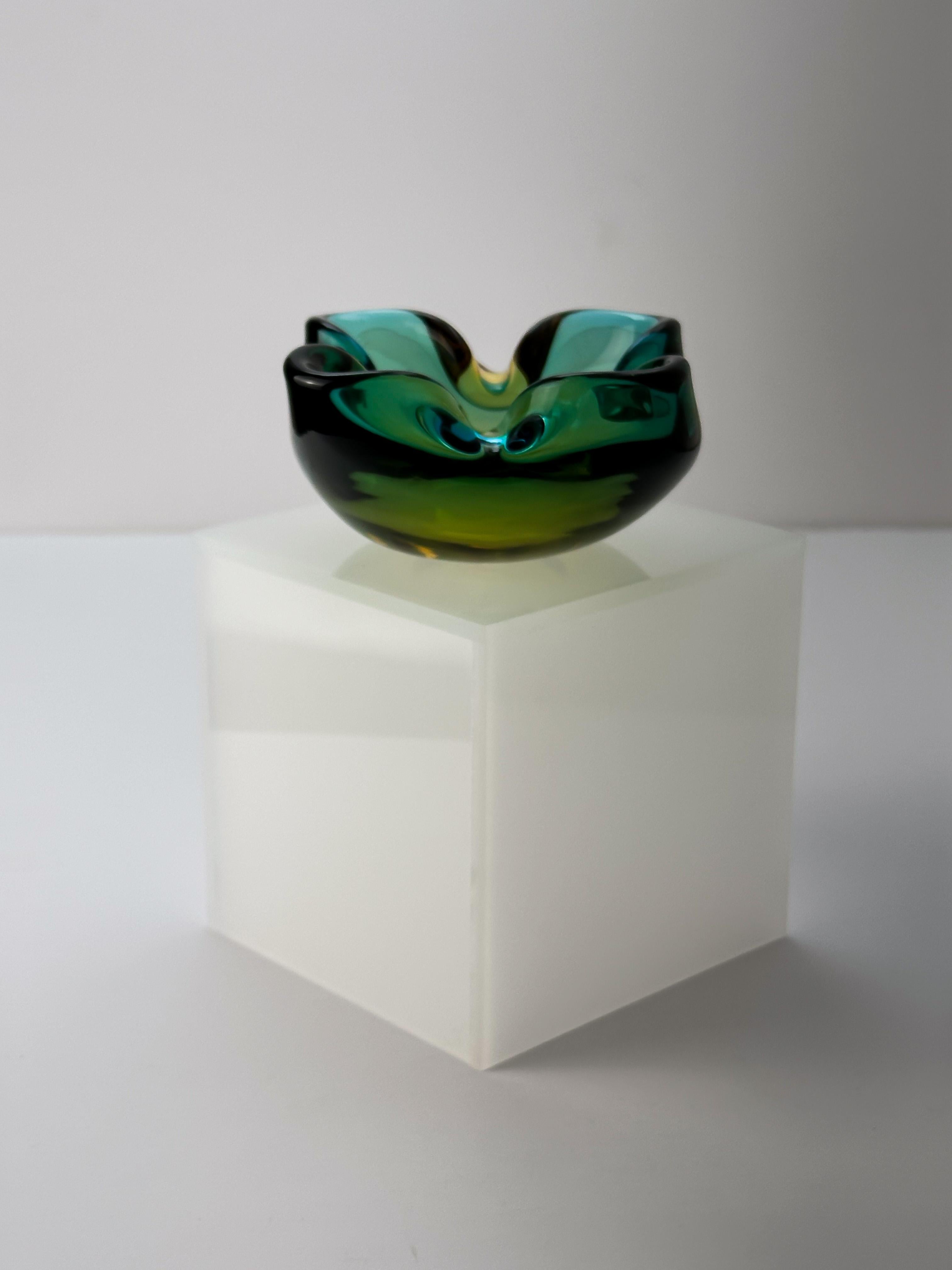 Murano Glass Sommerso Bowl Green Amber Barbini attributed c.1960s Italy In Good Condition For Sale In Glasgow, GB