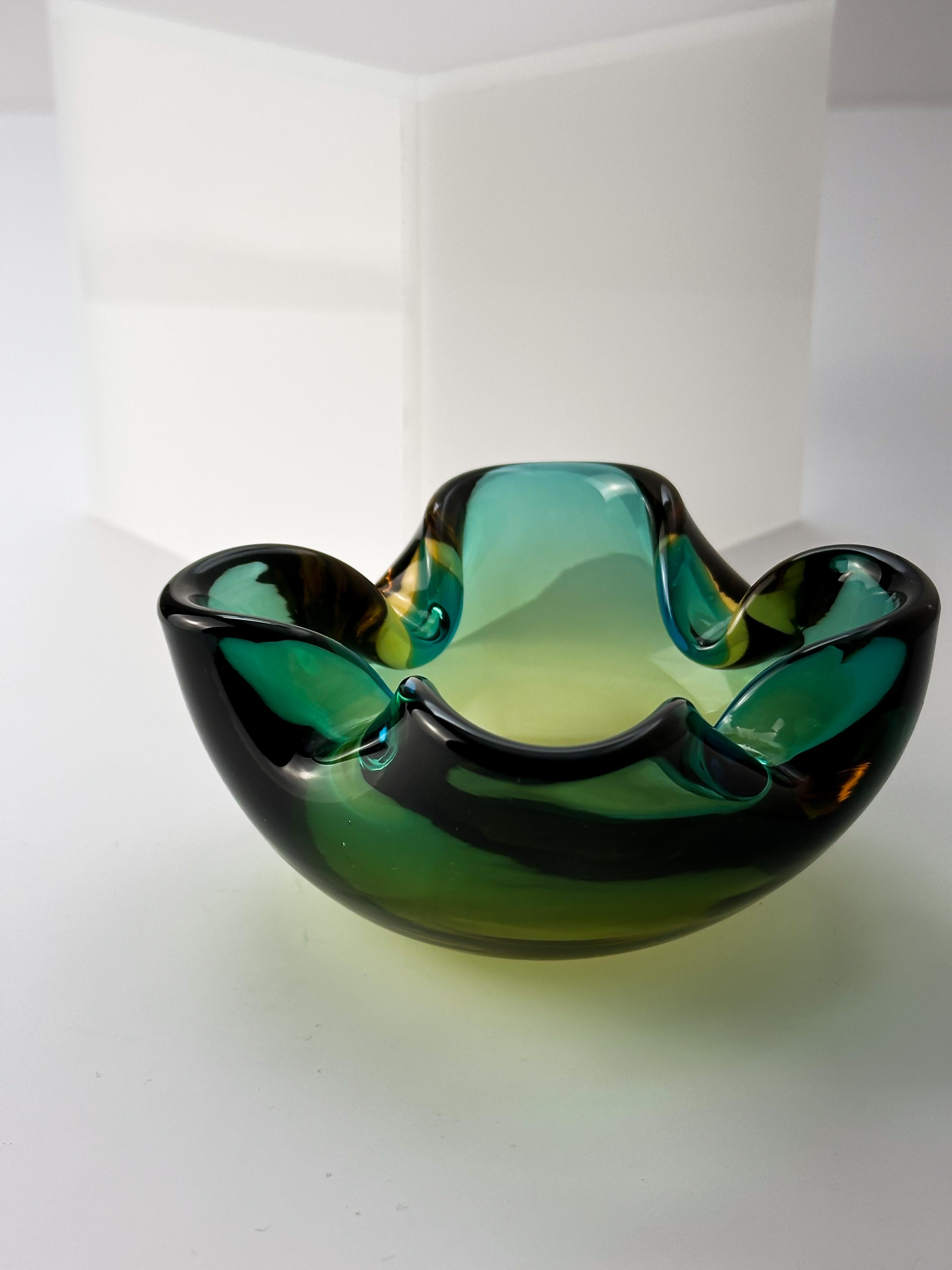 Murano Glass Sommerso Bowl Green Amber Barbini attributed c.1960s Italy For Sale 2