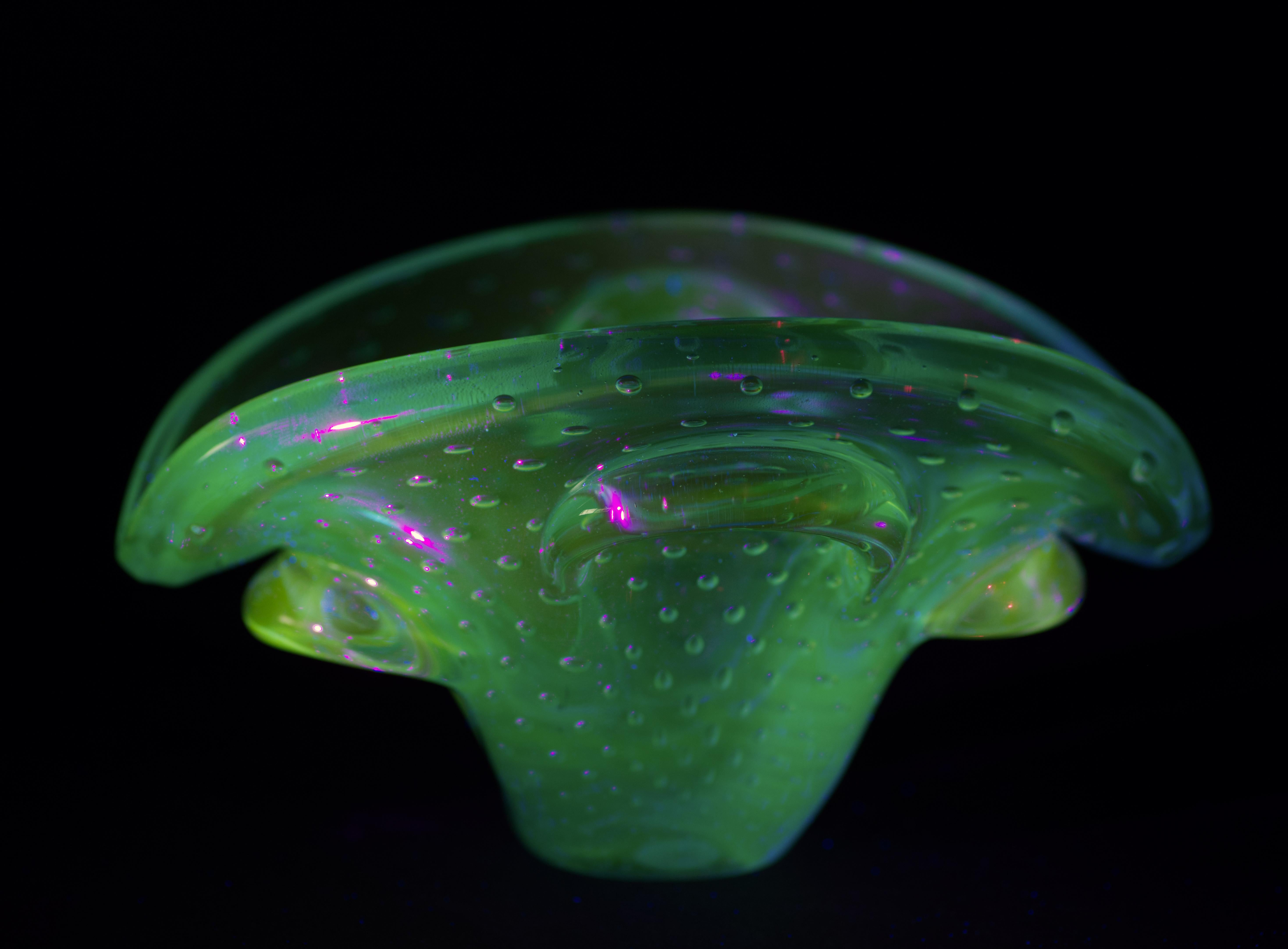 Murano Glass Sommerso Schale im Stil von Seguso, leuchtet in UV im Angebot 4