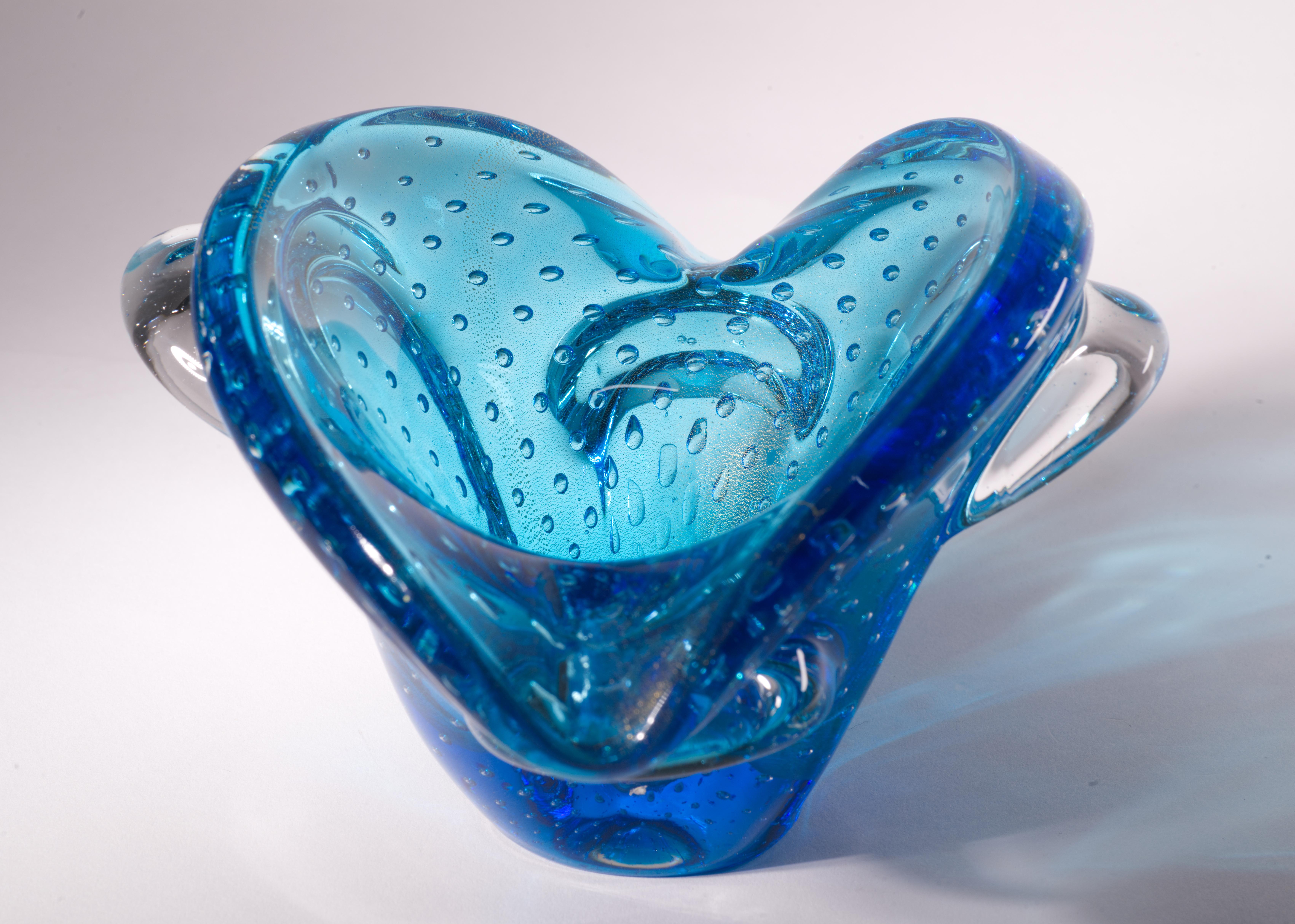 Murano Glass Sommerso Schale im Stil von Seguso, leuchtet in UV (Handgefertigt) im Angebot