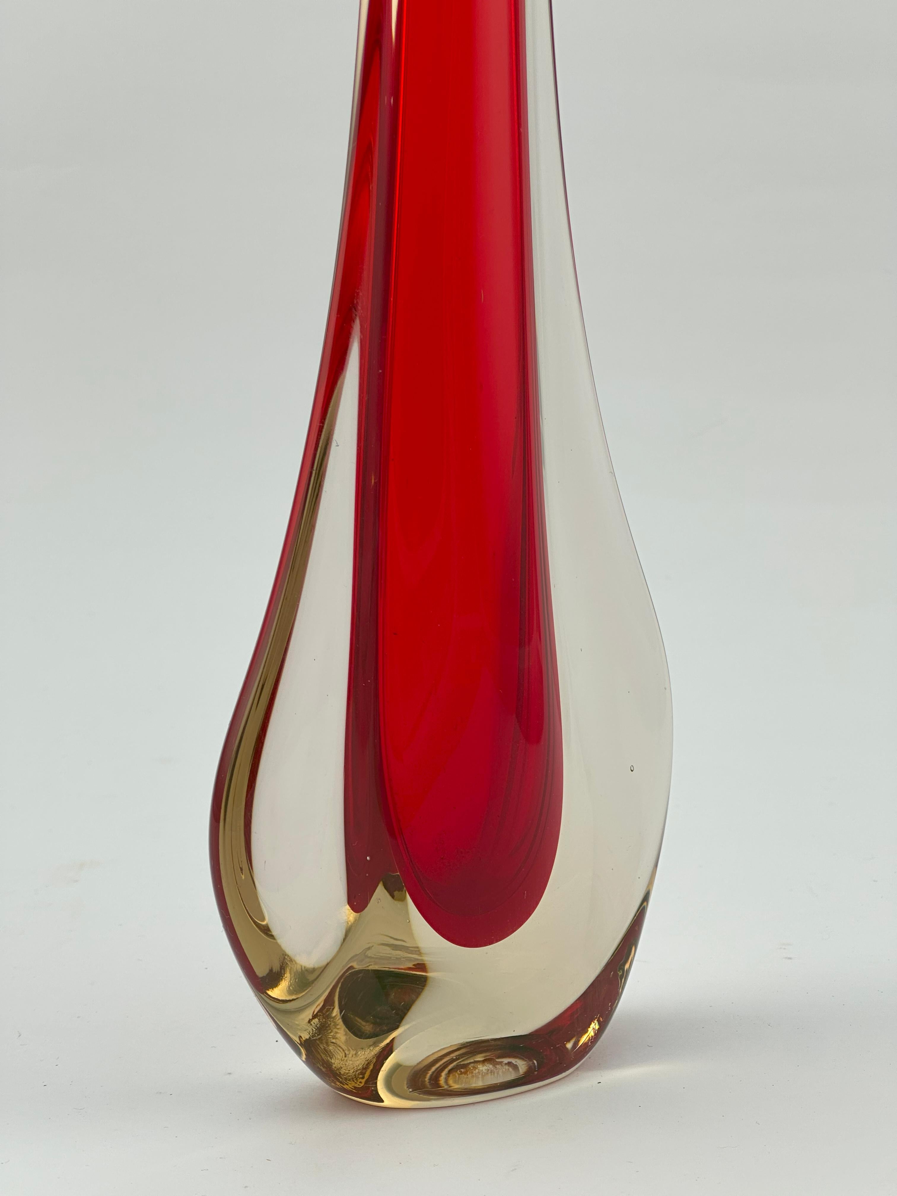 Elegante esempio di vetro di Murano della metà del secolo scorso3, questo alto vaso di gemme di Galliano Ferro dimostra la raffinata applicazione della tecnica del sommerso, in cui uno strato di vetro è delicatamente racchiuso in un altro.