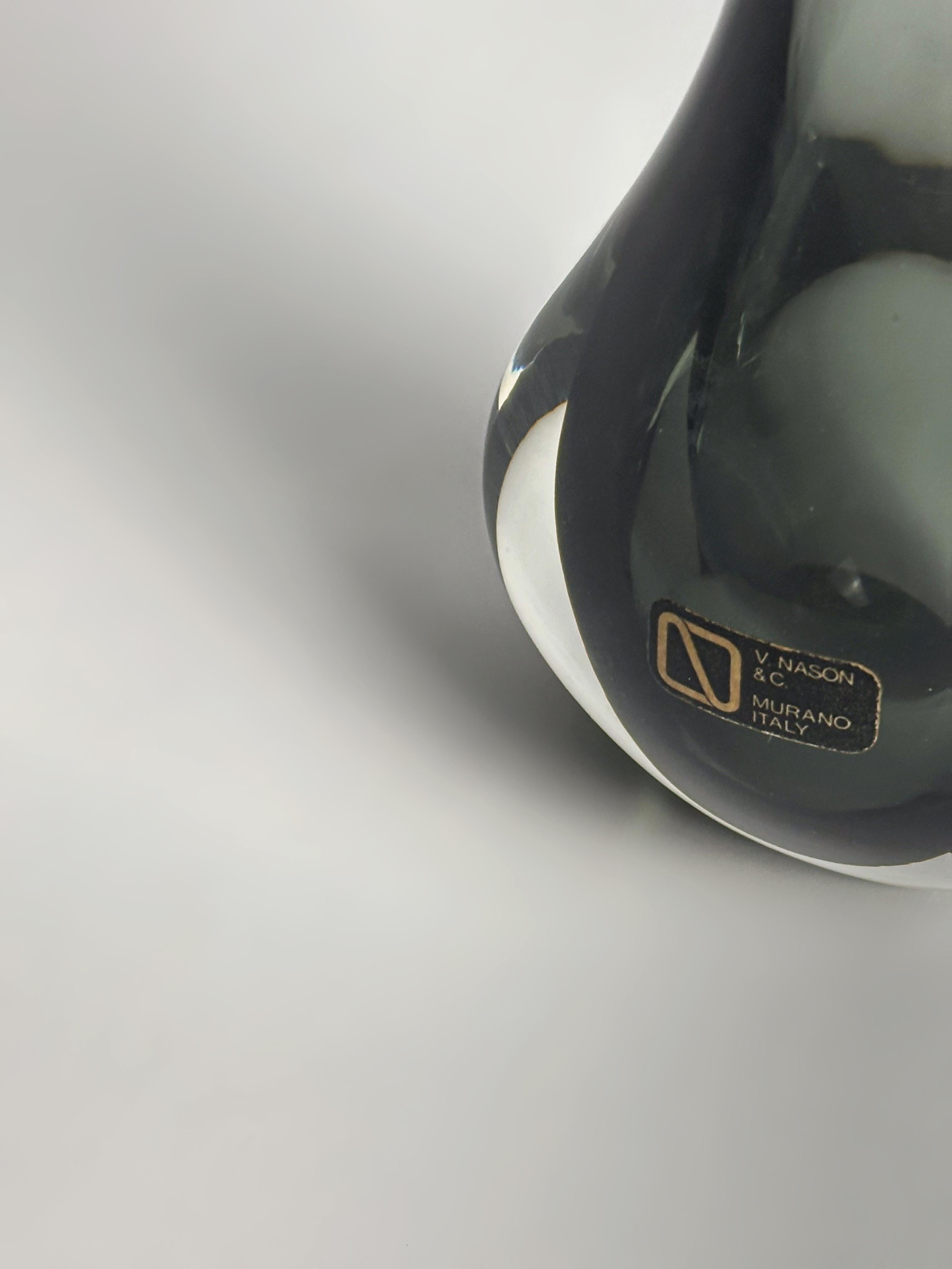 Un llamativo jarrón solifleur de cristal de Murano de Vincenzo Nason, fabricado a mano en Italia en la década de 1970 mediante la técnica del sommerso. Este elegante jarrón en forma de lágrima presenta una delicada capa interior de vidrio gris