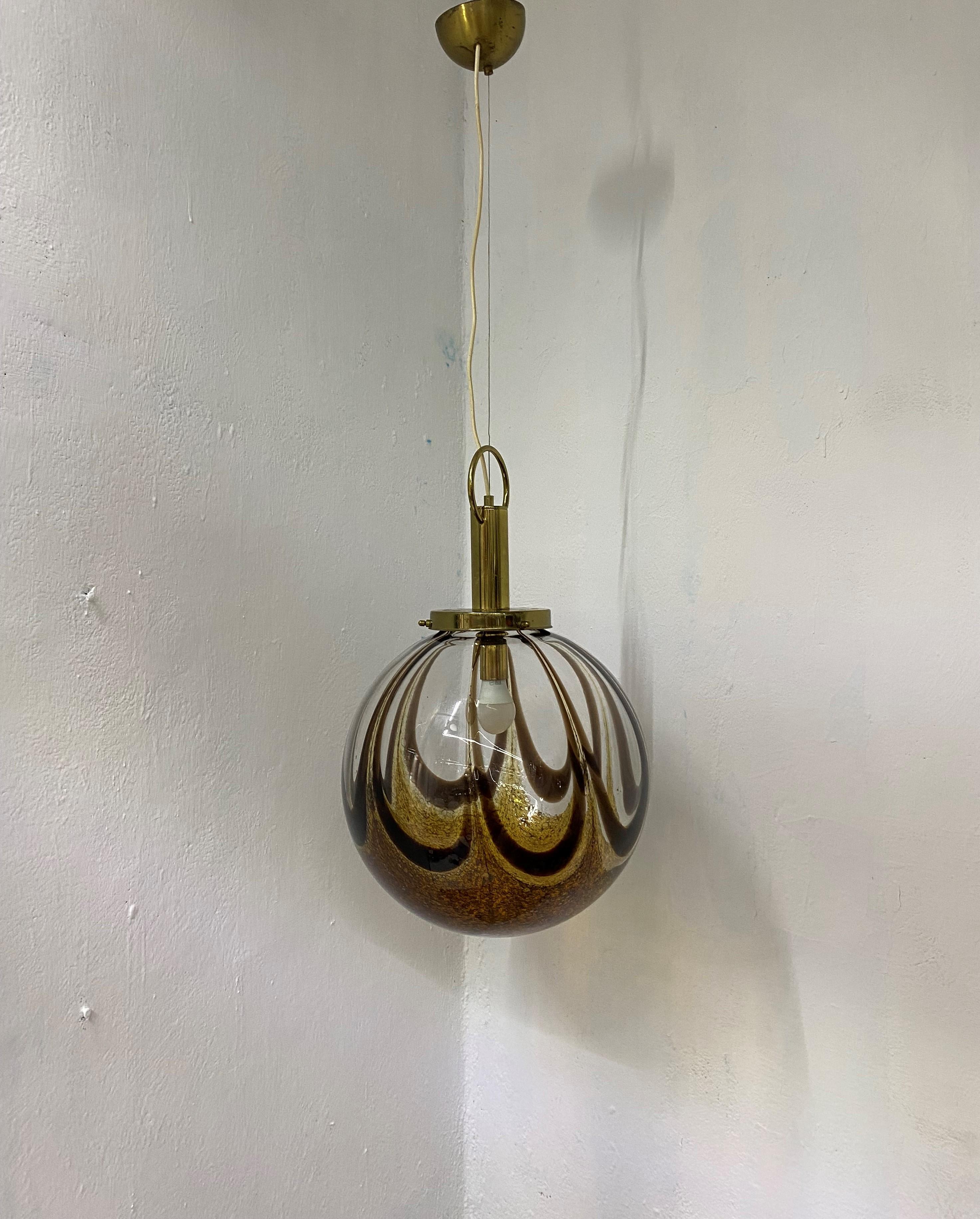 Beautiful and large pendant sphere in brown, orange (yellow) and clear hand-blown murano glass, attributed to Mazzega, circa 1970
Measure: Diameter is 40cm.
Height can easily be adjusted to the desired length.