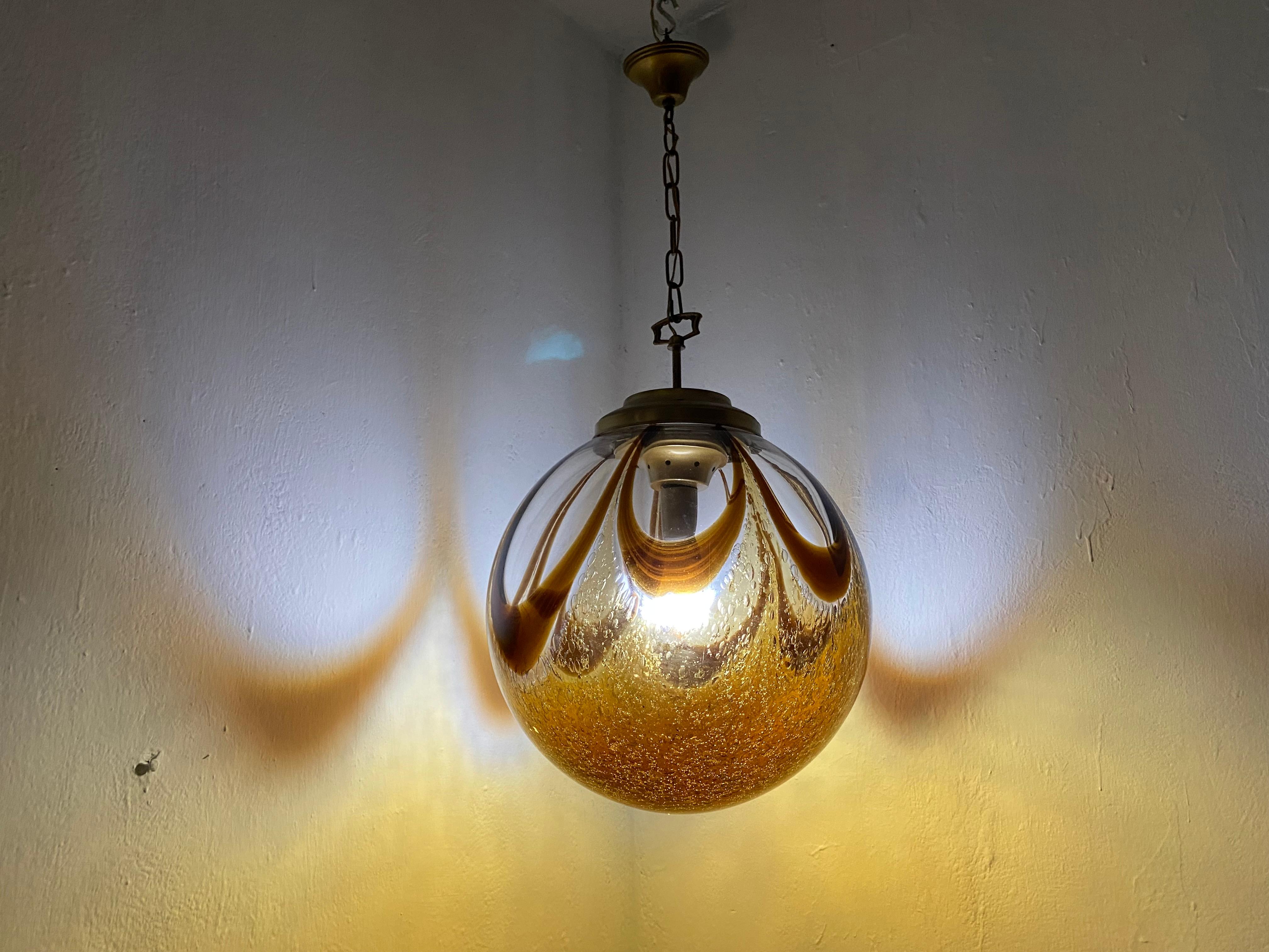 Beautiful and large pendant sphere in brown, orange (yellow) and clear hand-blown Murano glass, attributed to Mazzega, circa 1970
Measure: Diameter is 40cm.
Height can easily be adjusted to the desired length.