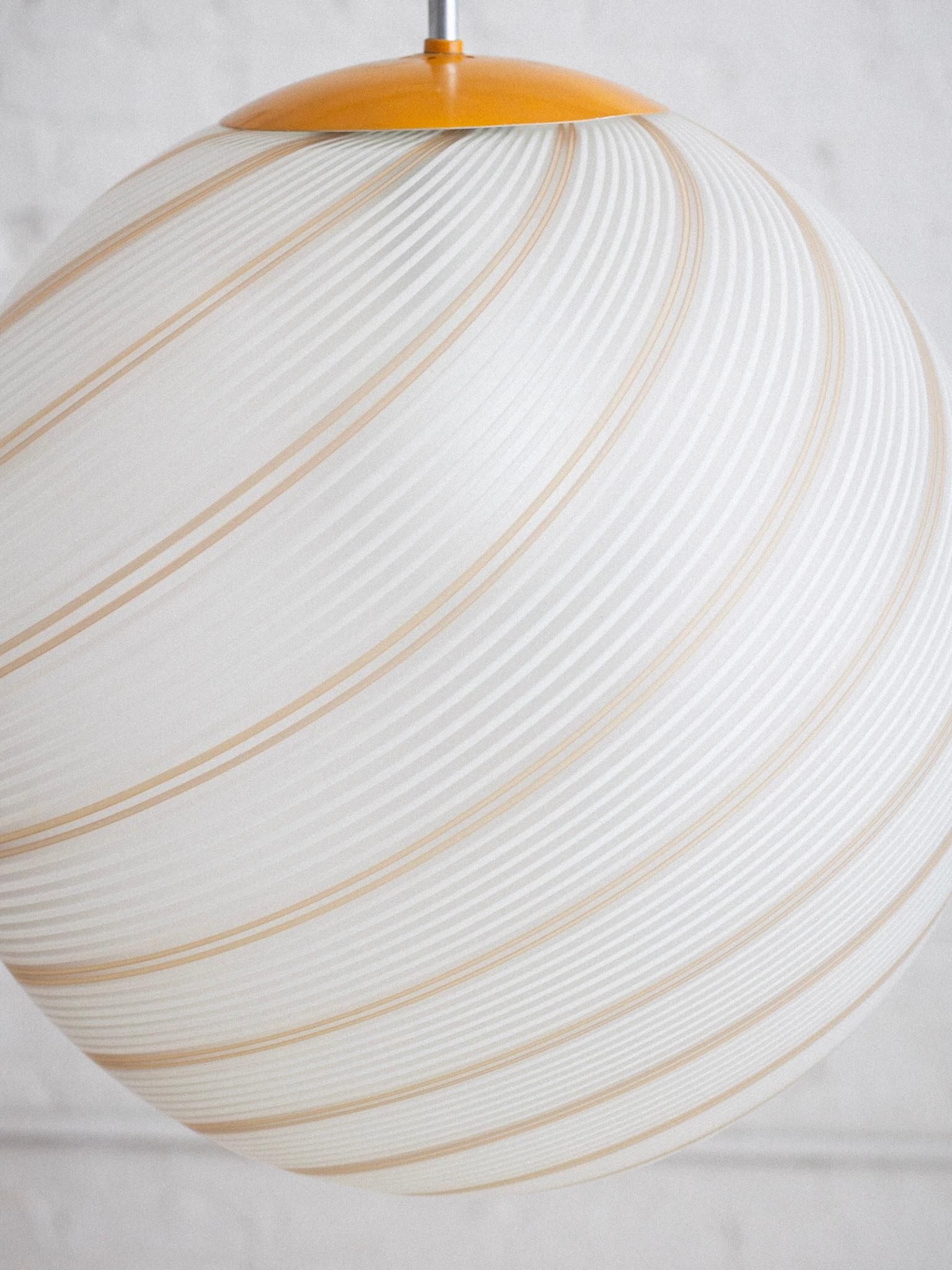 Ère spatiale Pendentif globe givré en spirale en verre de Murano en vente