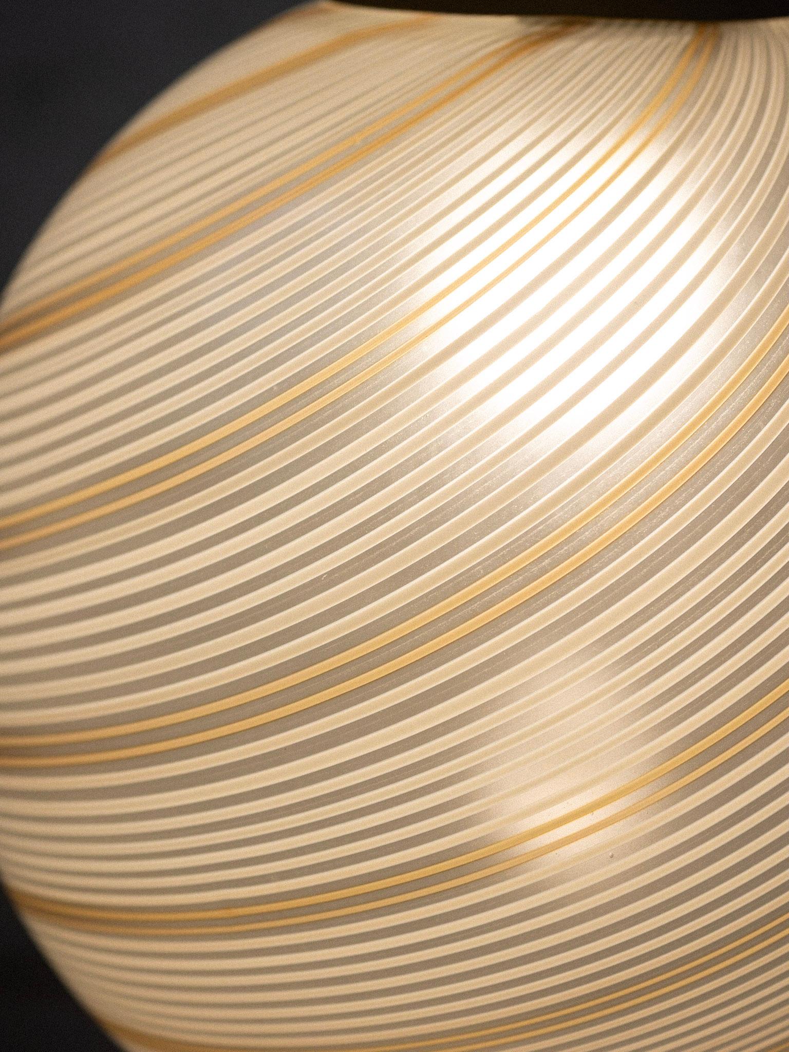 Murano Glas Spirale mattiert Globus Anhänger (Muranoglas) im Angebot