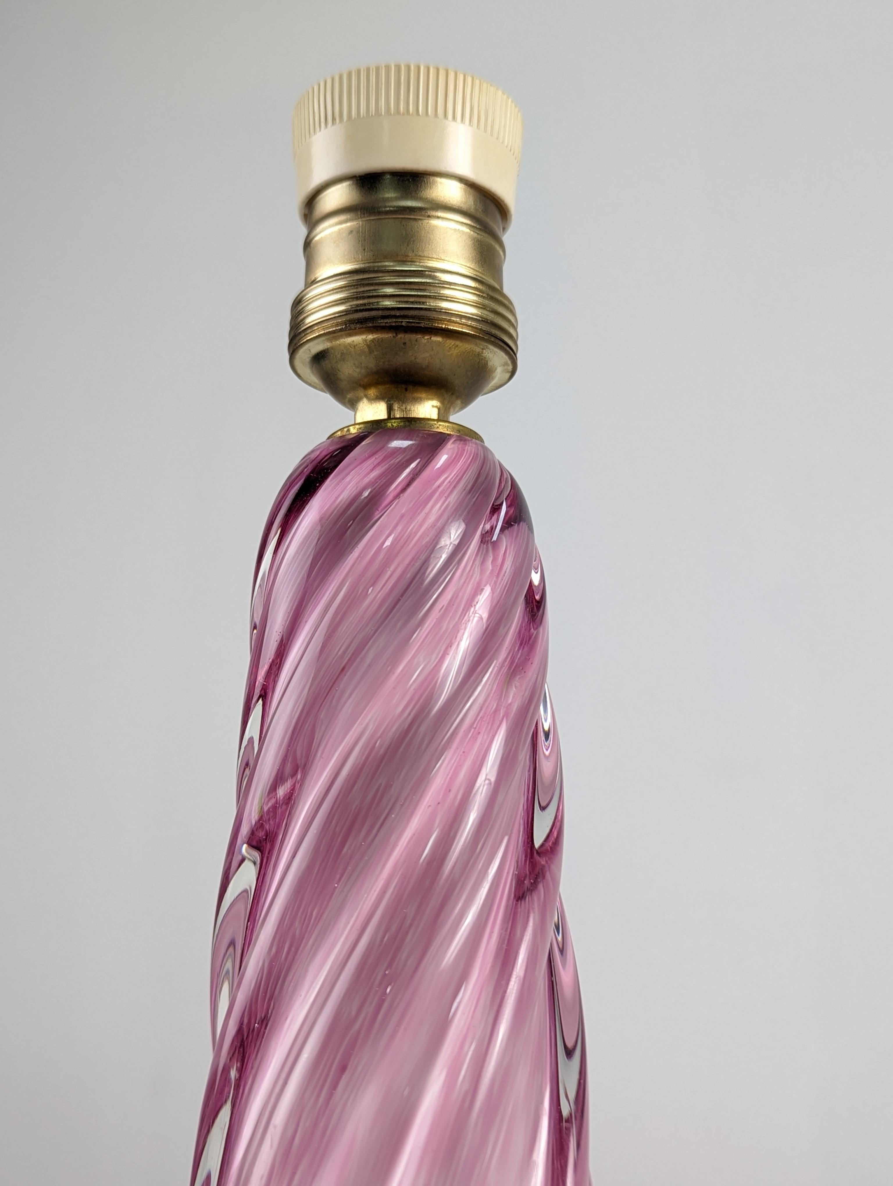 Beautiful spiral Murano glass lamp from the 60s attributed to Seguso Vetri d'Arte in a beautiful pink color with a water effect inside. An extraordinarily elegant lamp that will delight any room and decoration.
