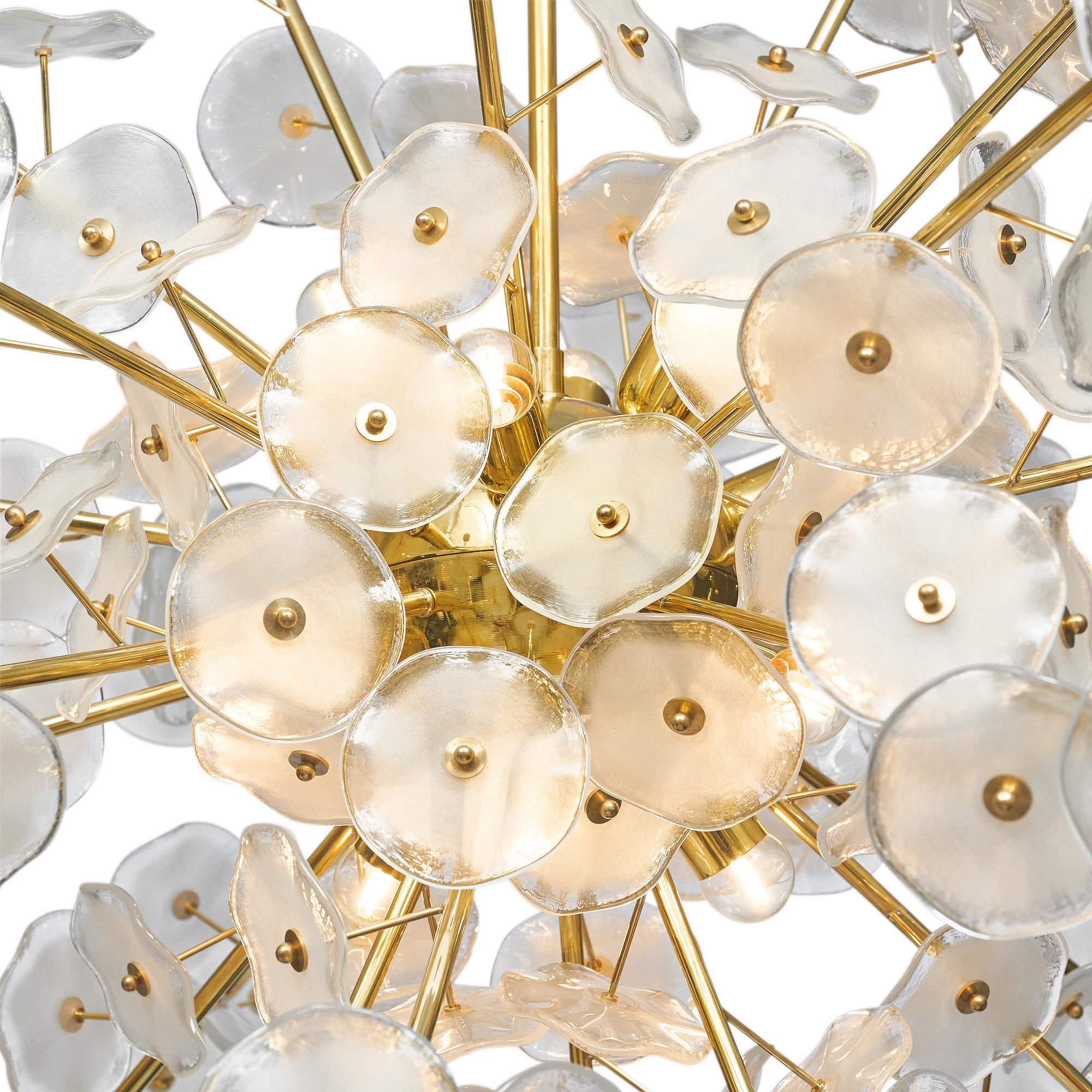 Lampadario proveniente dall'isola di Murano, Italia. Questo apparecchio ha una struttura in ottone che sostiene dischi organici in vetro soffiato a mano. Questo lampadario è stato cablato di recente per soddisfare gli standard americani.

Questo