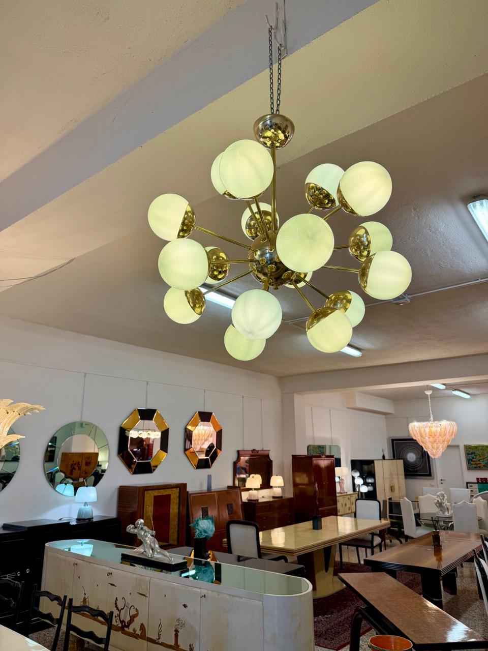 Murano Glass Sputnik Chandelier in Sage Green and Brass in vendita 3