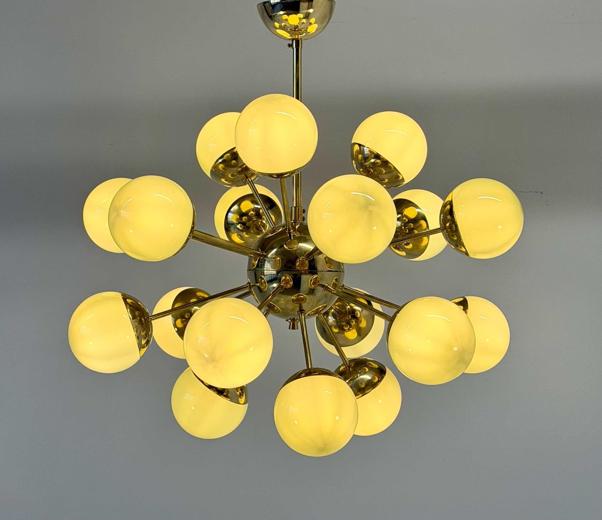 Art Déco Murano Glass Sputnik Chandelier in Sage Green and Brass in vendita