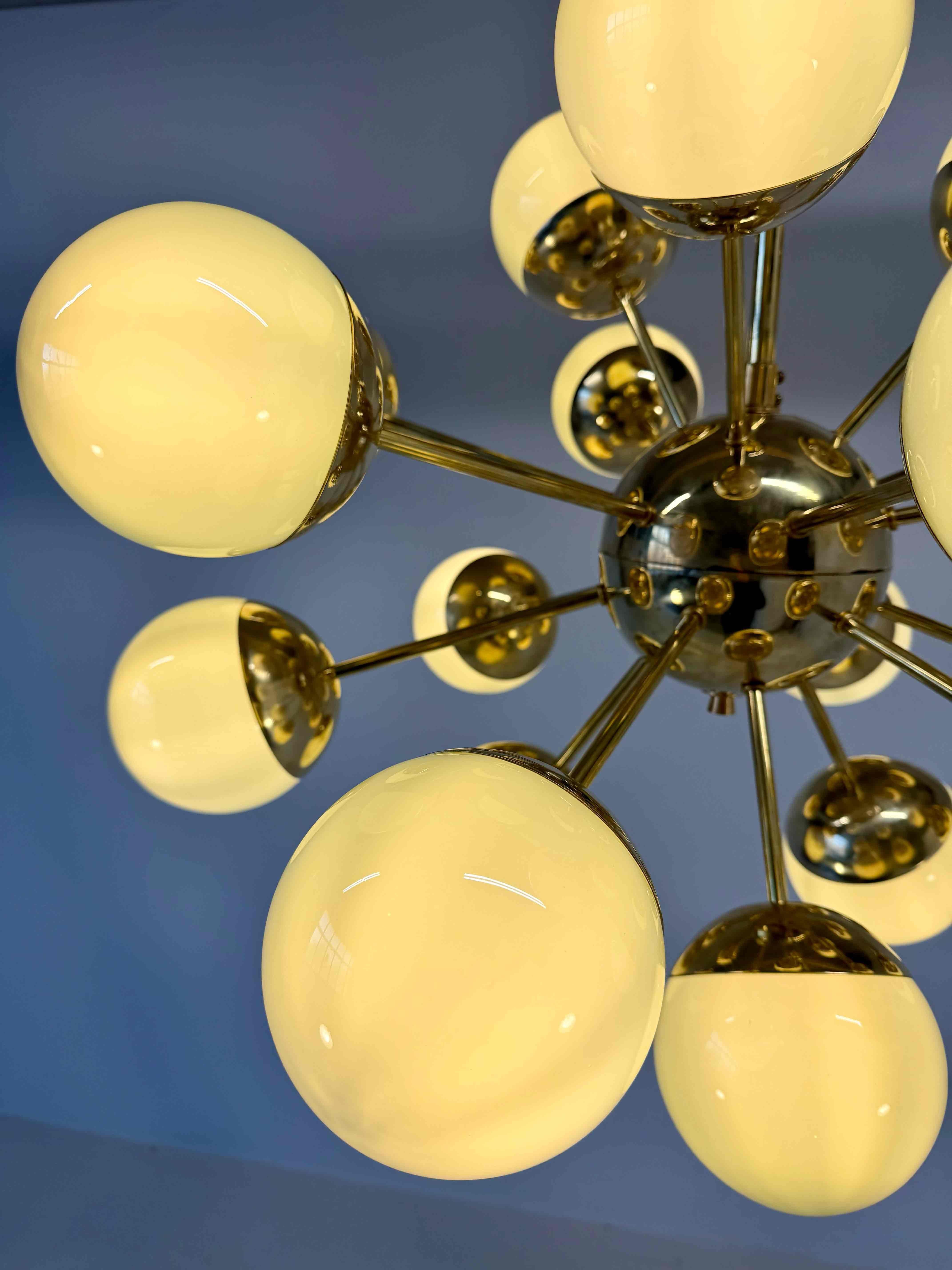 Murano Glass Sputnik Chandelier in Sage Green and Brass In condizioni buone in vendita a Meda, MB