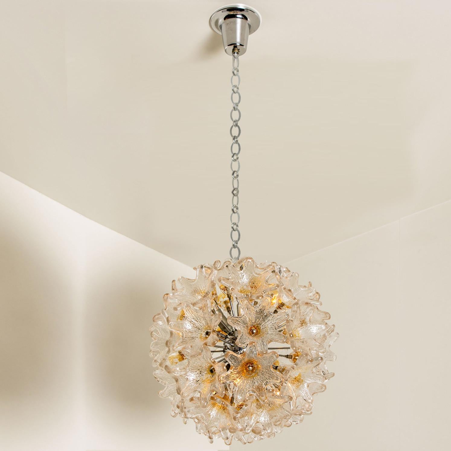 Elegant Murano light fixture by Paolo Venini for VeArt, Italy, 1960s. Chrome fixture with star shaped gold/amber and clear resembles flowers. The light illuminates beautifully on wall and ceiling.

The length of the chain can be adjusted as required