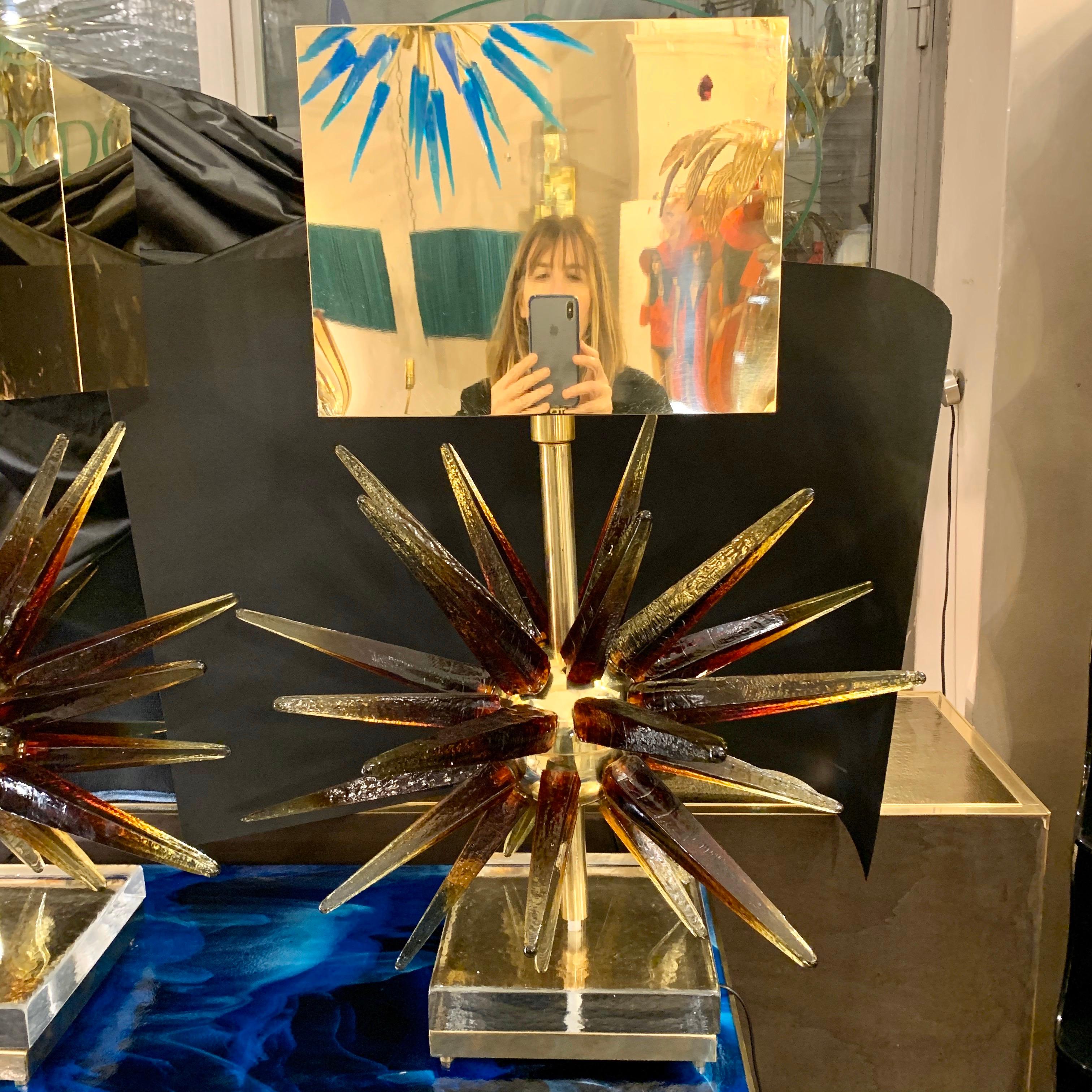 Murano glass Sputnik table lamp with square brass lampshades.
The Murano glass tips have a wonderful shaded color that goes from bronze to gold at the far end.
When the light is reflected on the glass the color changes and takes on wonderful