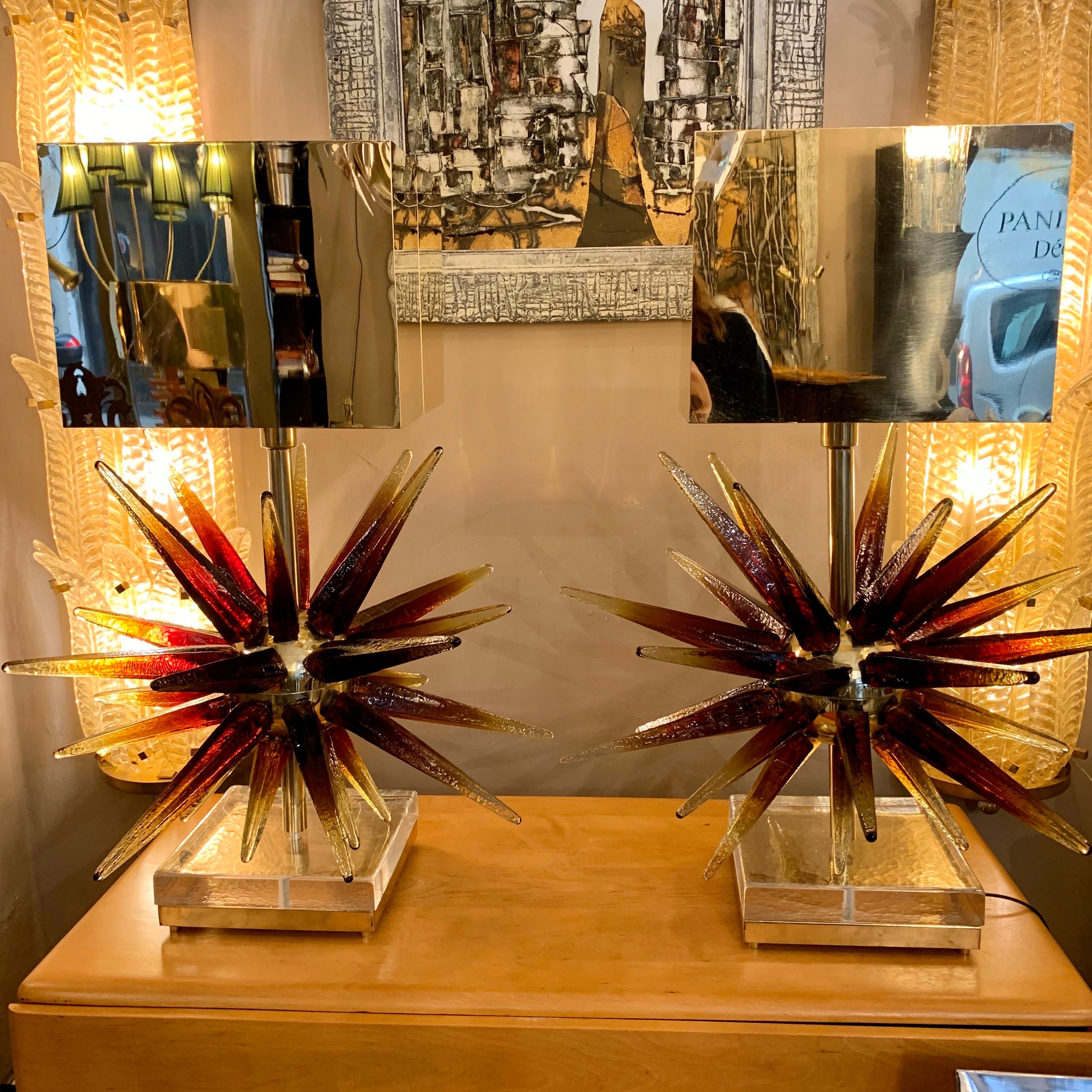 Murano glass Sputnik table lamp with square brass lampshades.
The Murano glass tips have a wonderful shaded color that goes from bronze to gold at the far end.
When the light is reflected on the glass the color changes and takes on wonderful