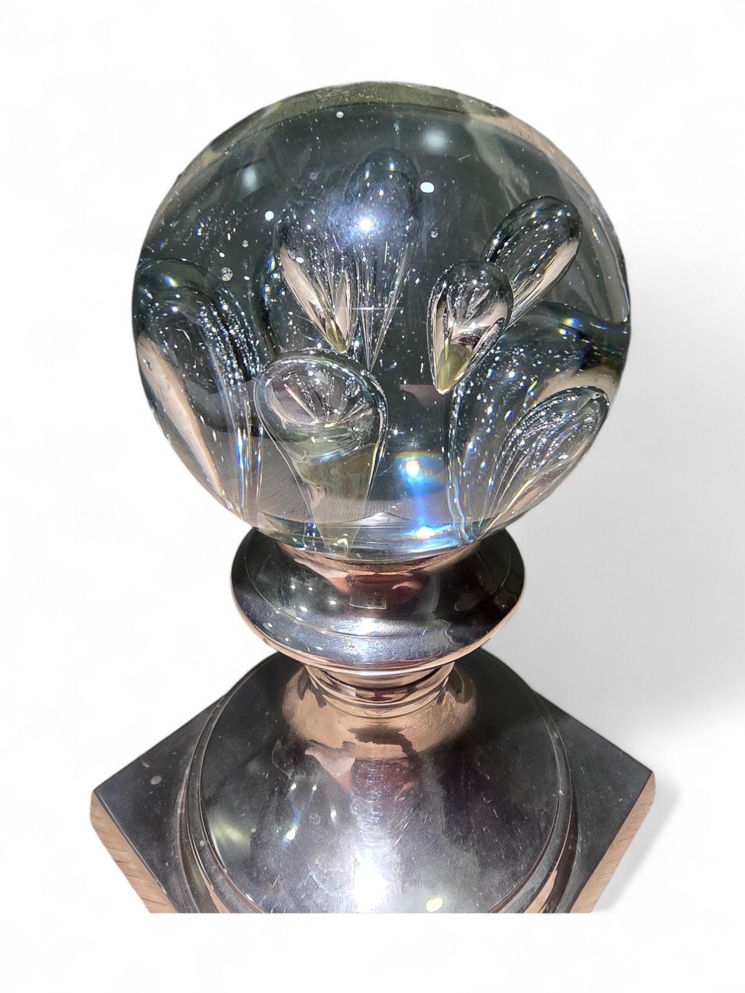Großer und eleganter Treppenknauf aus Murano-Glas und versilberter Bronze. Dieses exquisite Stück aus den 1980er Jahren zeichnet sich durch ein feines, detailliertes Design aus, wobei das Murano-Glas eine erstaunliche Transparenz und Tiefe aufweist.