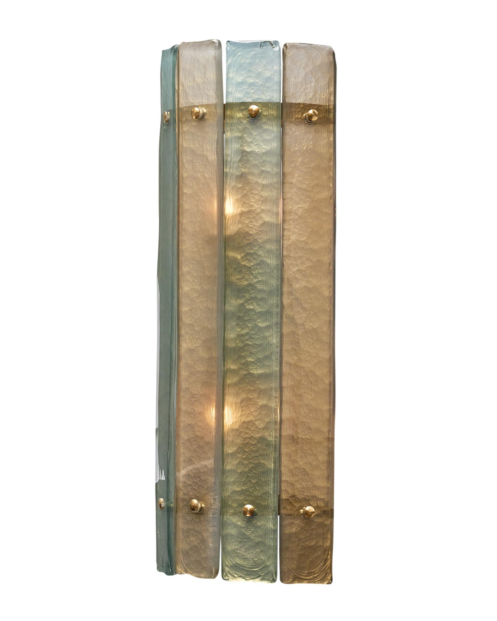 Paire d'appliques Murano de Venise, Italie. Ces appliques présentent des lames alternées de verre fumé et de verre bleu soufflées à la main et fixées à une structure en laiton. Ils ont été nouvellement câblés pour répondre aux normes