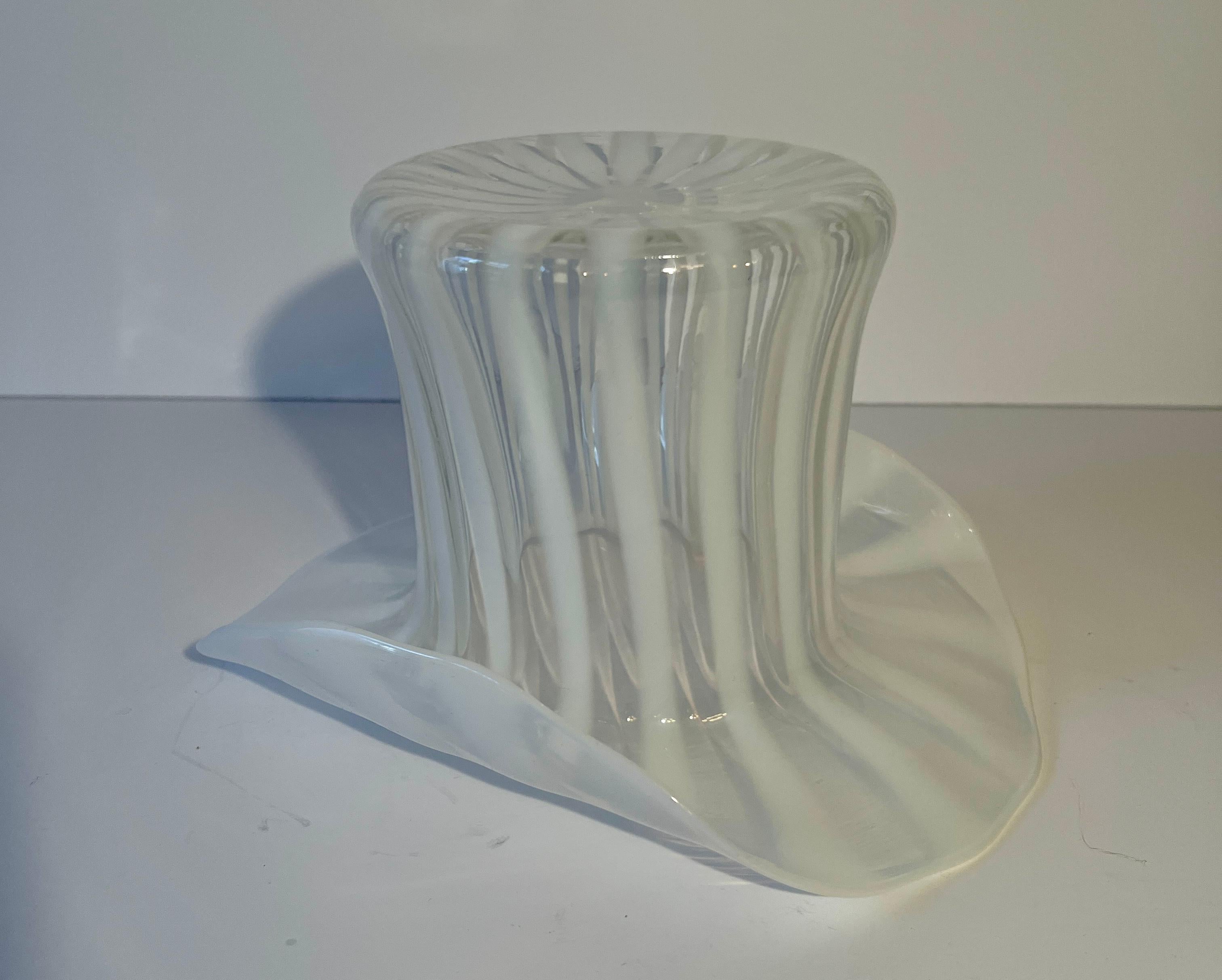 Un sombrero de copa maravillosamente grande y decorativo de cristal artístico estilo Murano.

La pieza tiene una sofisticación a la vez que caprichosa, lo que la convierte en el complemento perfecto para el bar, para usarla como enfriador de vino o