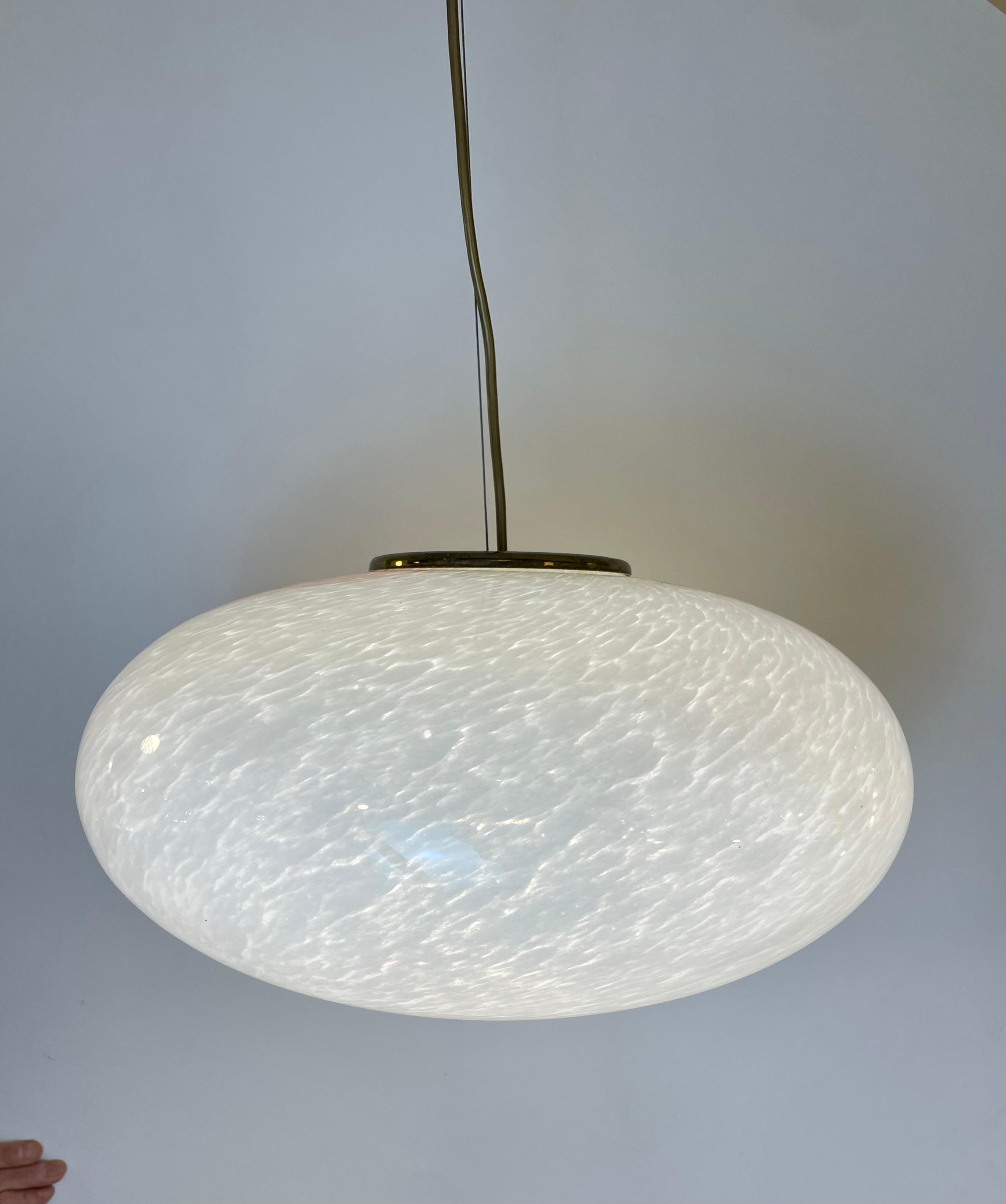 Italian globe suspension made of white spotted and pink swirl Murano glass and golden metal, attributed to La Murrina Murano in the 1980’s.
-
Suspension globe italienne en verre de Murano tacheté de blanc et tourbillons roses et métal doré,