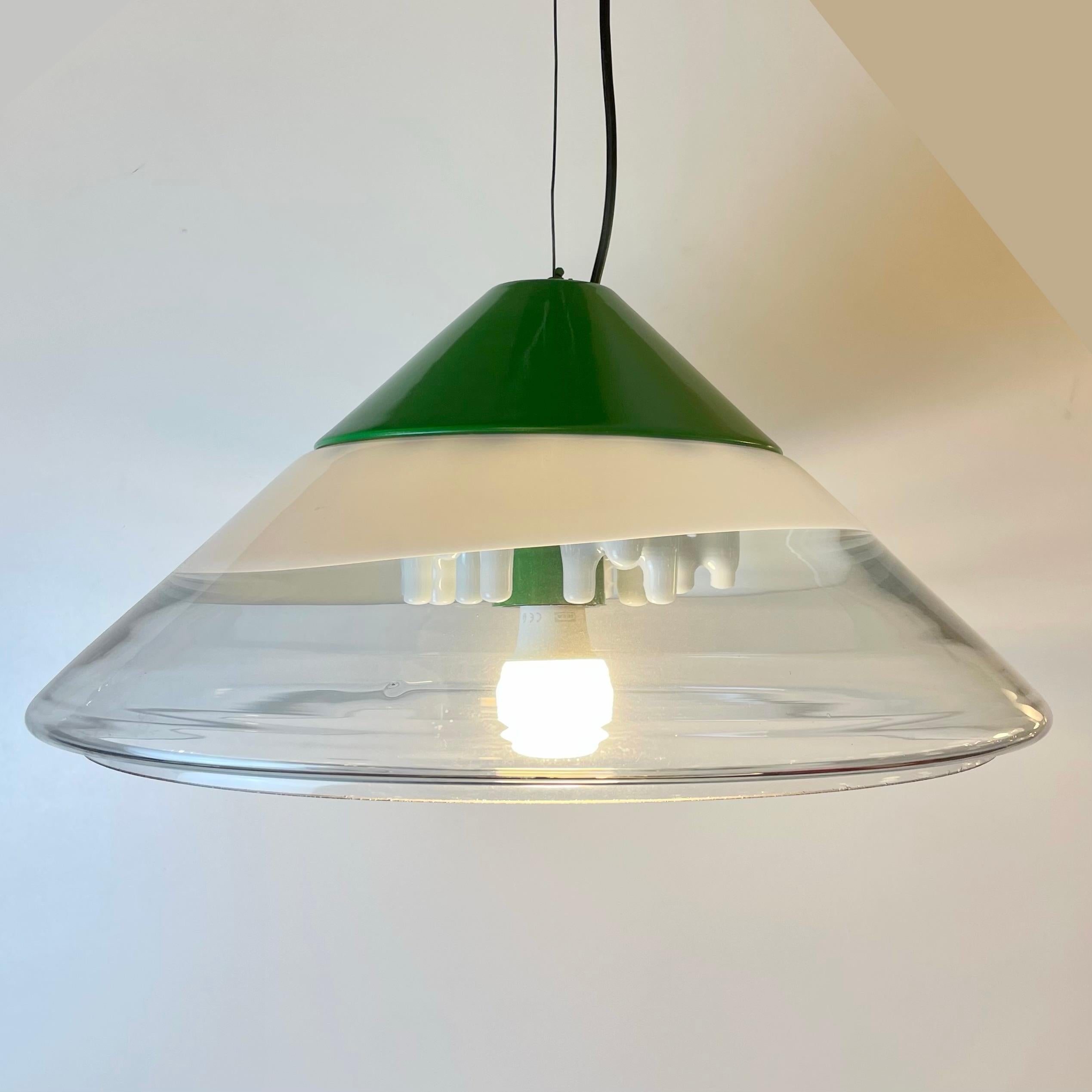 Sospensione italiana in vetro di Murano bianco e trasparente e metallo laccato verde, attribuita a Toni Zuccheri per VeArt Venezia tra gli anni '70 e '80.
-
Sospensione italiana in vetro di Murano bianco e trasparente e in metallo laccato bianco,