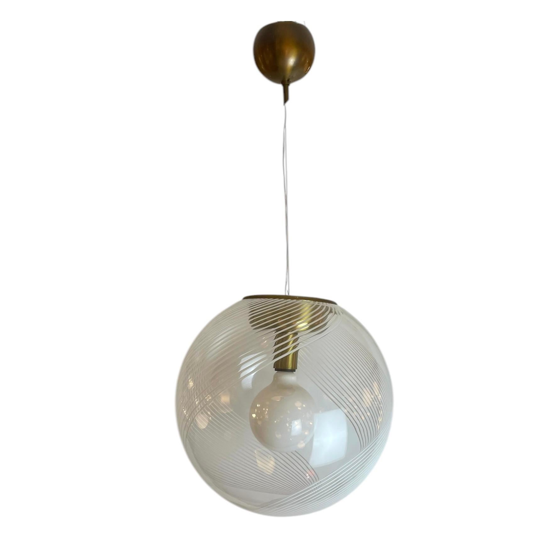 Suspension globe italienne en verre de Murano spiralé blanc et transparent et en laiton, conçue par La Murrina Murano dans les années 1980.
-
Suspension globe italienne en verre de Murano spiralé blanc et transparent et laiton, conçue par La murrina