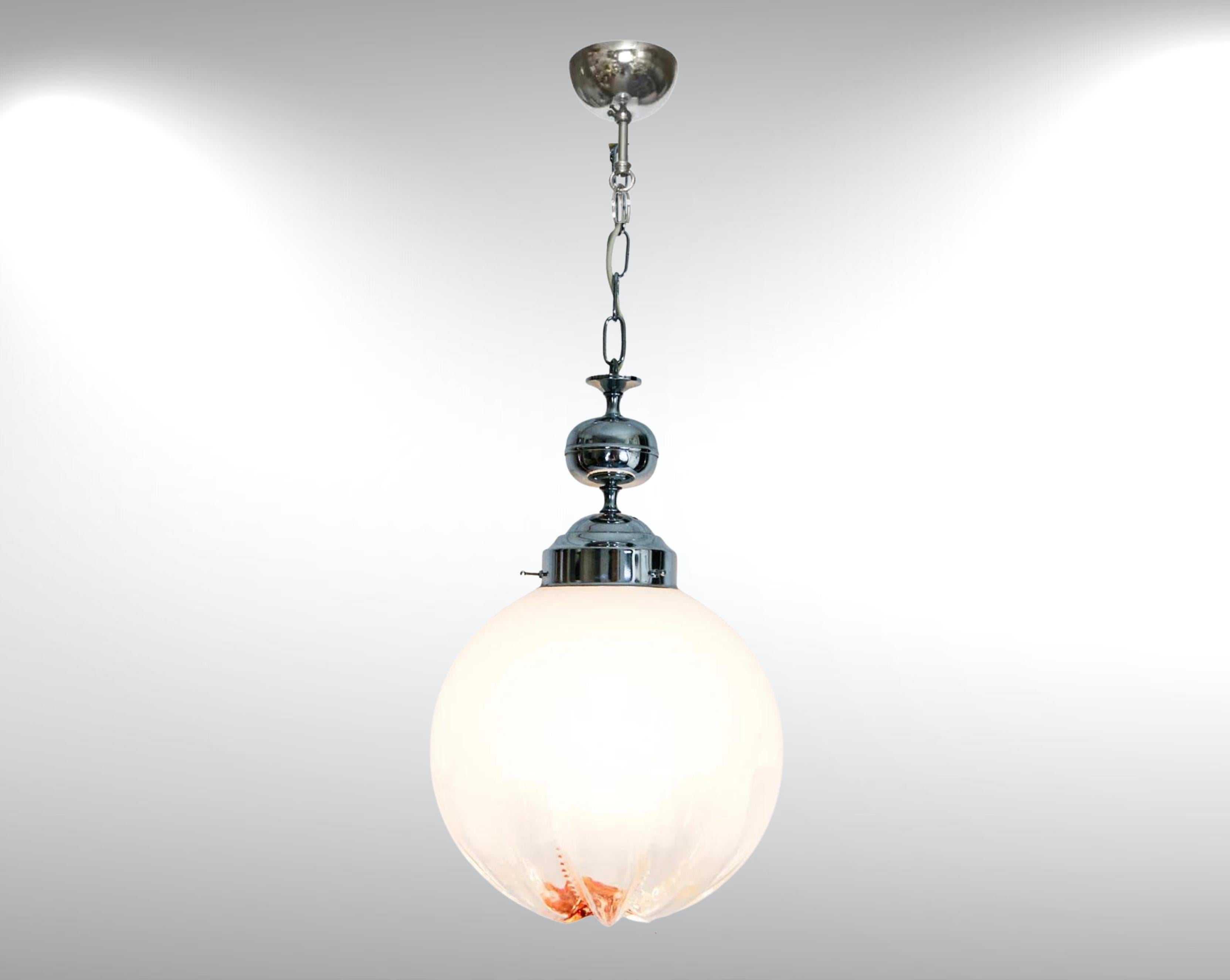Lampada a sospensione da soffitto in vetro di Murano di Mazzega Murano, anni '60 circa.
Attribuito a Toni Zuccheri.
Diffusore a globo in vetro sommerso di grandi dimensioni. 
La colorazione varia da un gradiente di bianco lattiginoso a un vetro