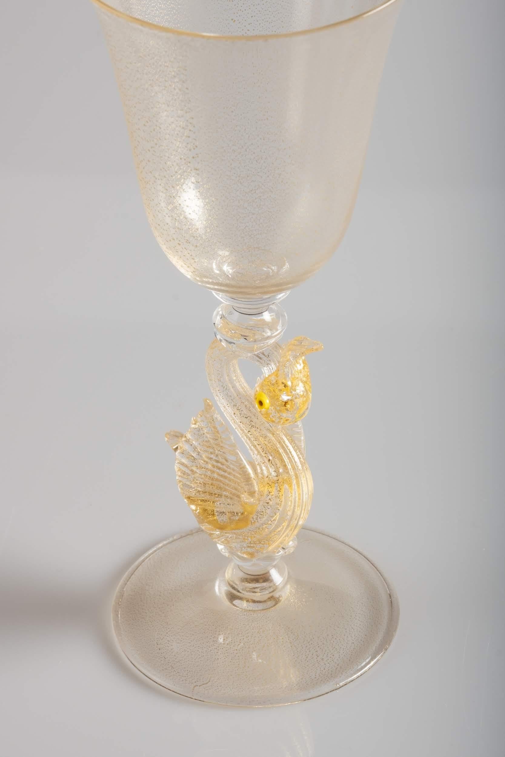 Murano Glass Swan Decorated Wine Glass, Italy, circa 1970 In Good Condition For Sale In New York, NY