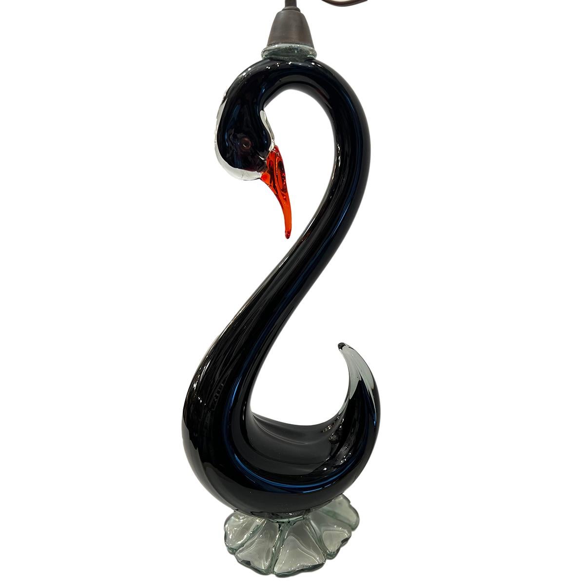 Milieu du XXe siècle Lampe Swan en verre de Murano en vente