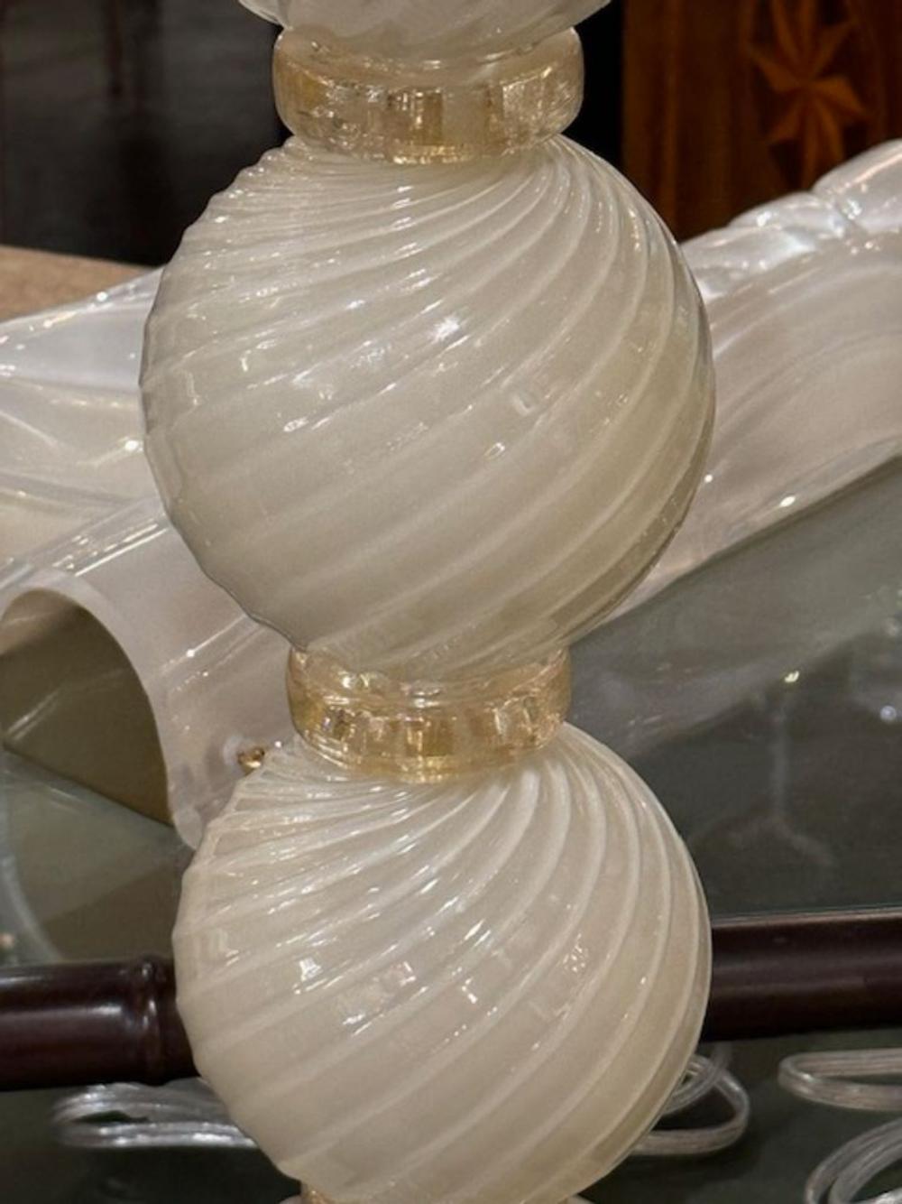 Vetro soffiato Lampade a sfera in vetro di Murano con volute di luce in vendita